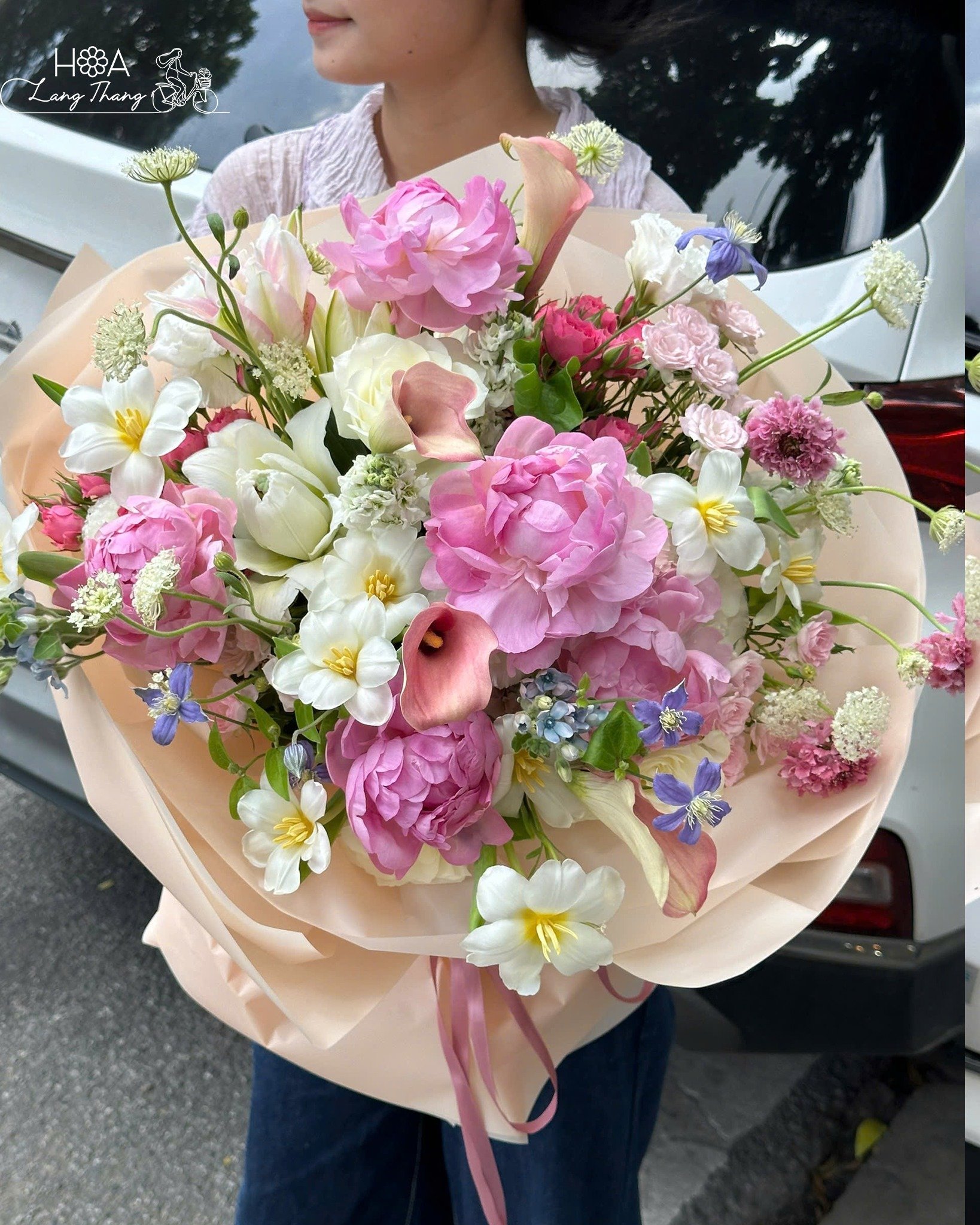 Bó hoa đa sắc với hoa hồng, tulip và cẩm tú cầu, kiểu cắm tươi đẹp