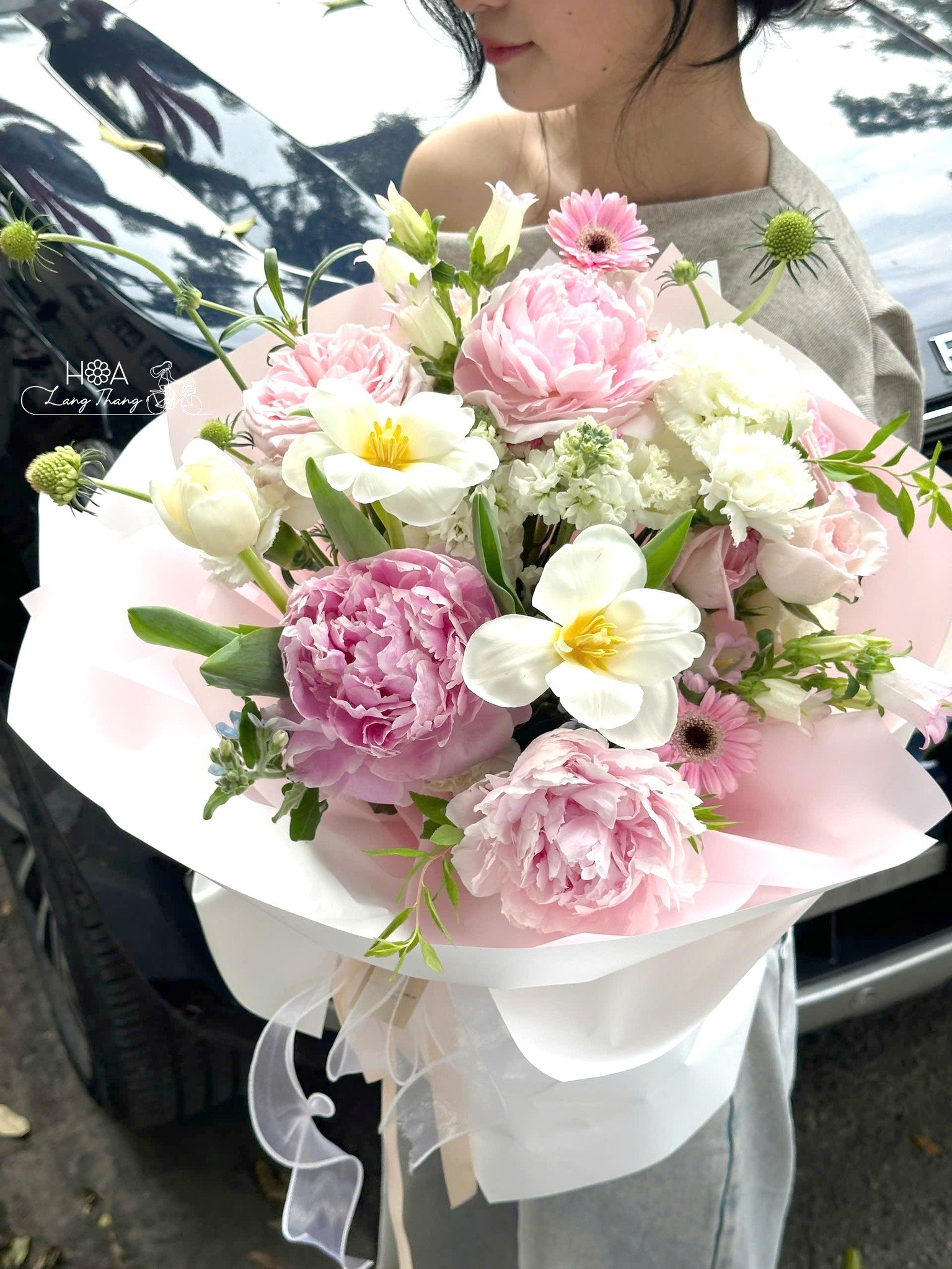 Bó hoa tươi nhiều màu sắc bao gồm hồng, peony và <a href=