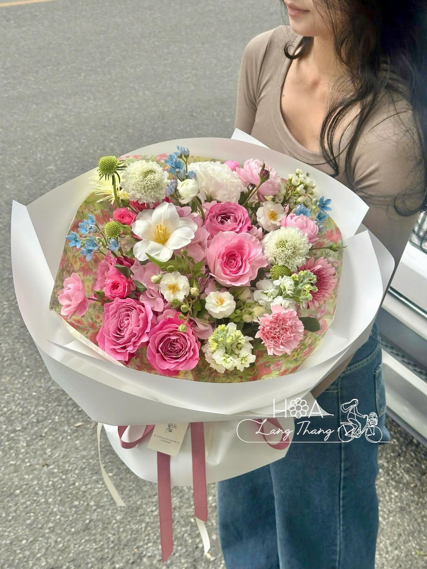 Sắc hồng – trắng – xanh hoà vào nhau như cảm xúc an yên của một buổi chiều chậm rãi