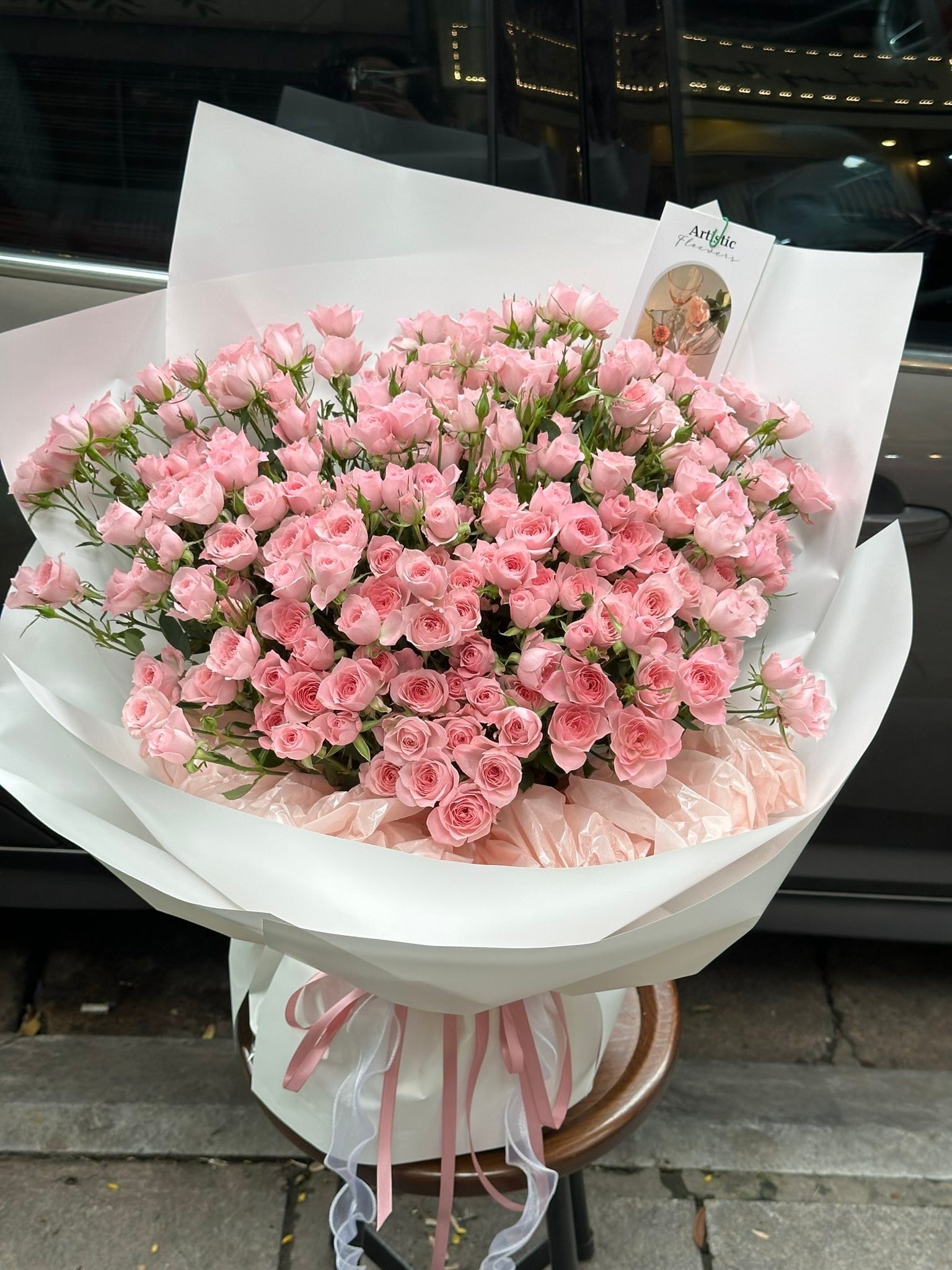Bó hoa hồng phấn lớn, kiểu cắm đẹp mắt, trang trí tinh tế
