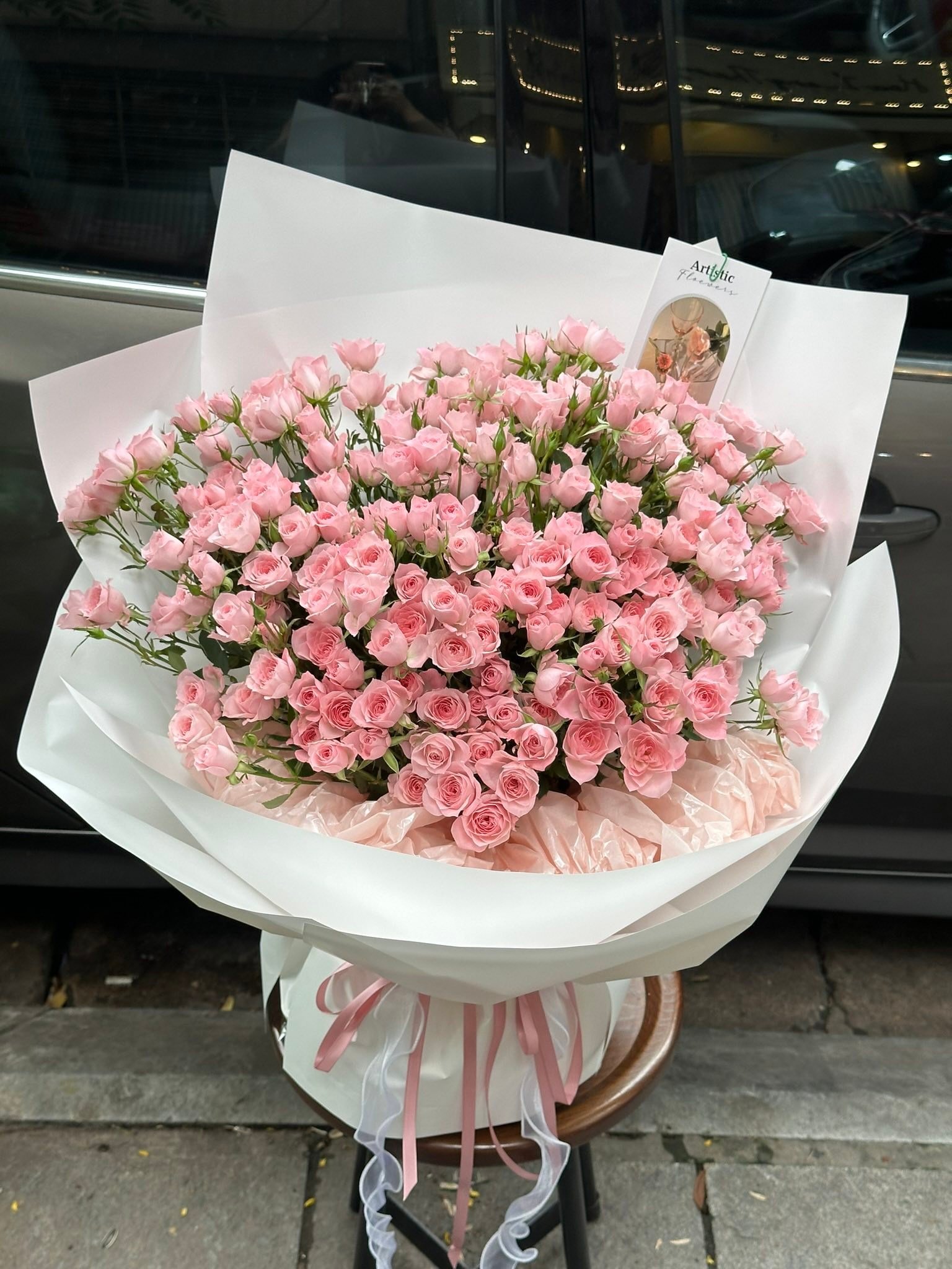 Bó hoa hồng phấn ngập tràn sắc hồng, kiểu cắm cầu kỳ