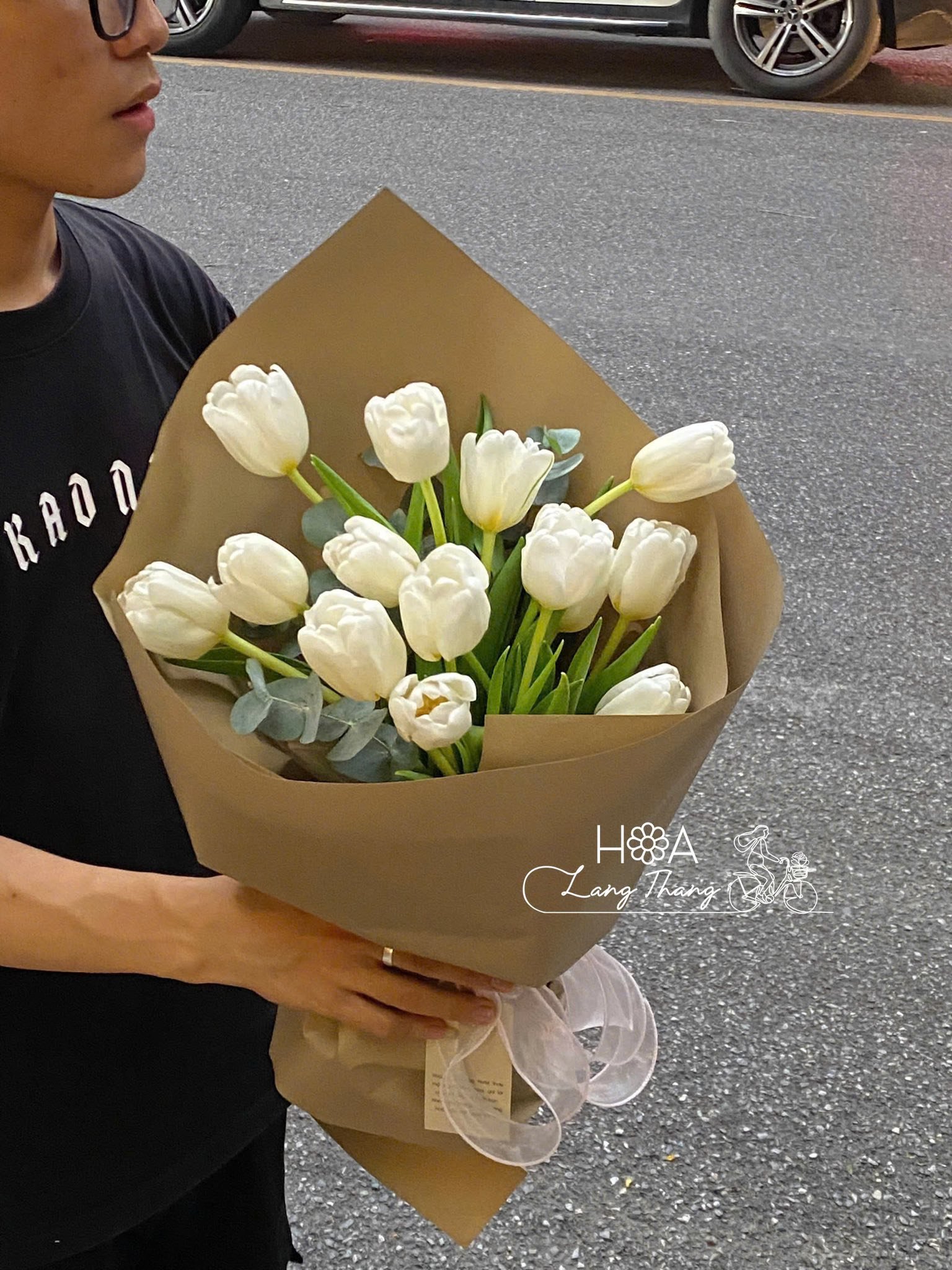 Bó hoa tulip trắng tinh khôi, cắm đẹp mắt trong giấy nâu, thích hợp cho nhiều dịp