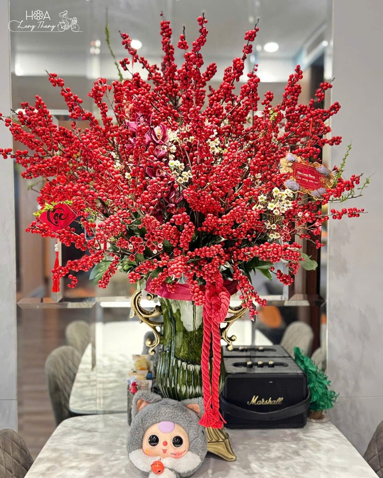 Bình hoa red berry trang trí đẹp mắt, thích hợp cho nhiều dịp