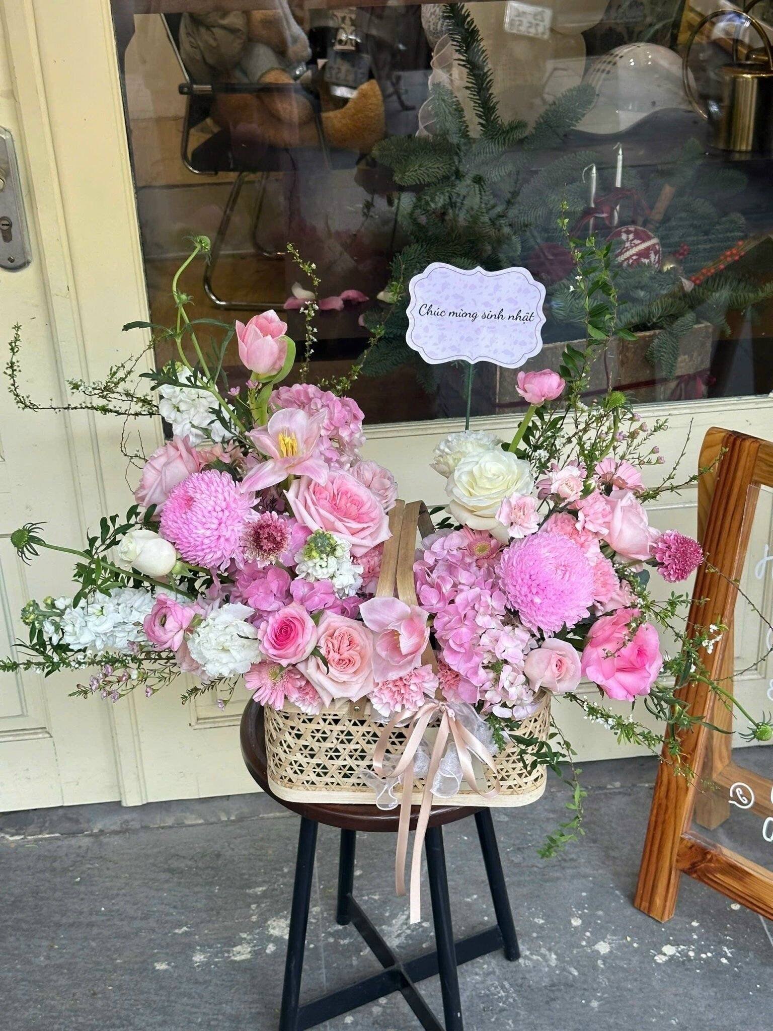 Giỏ hoa cắm nghệ thuật với hoa hồng, tulip, và cúc trắng ngọt ngào