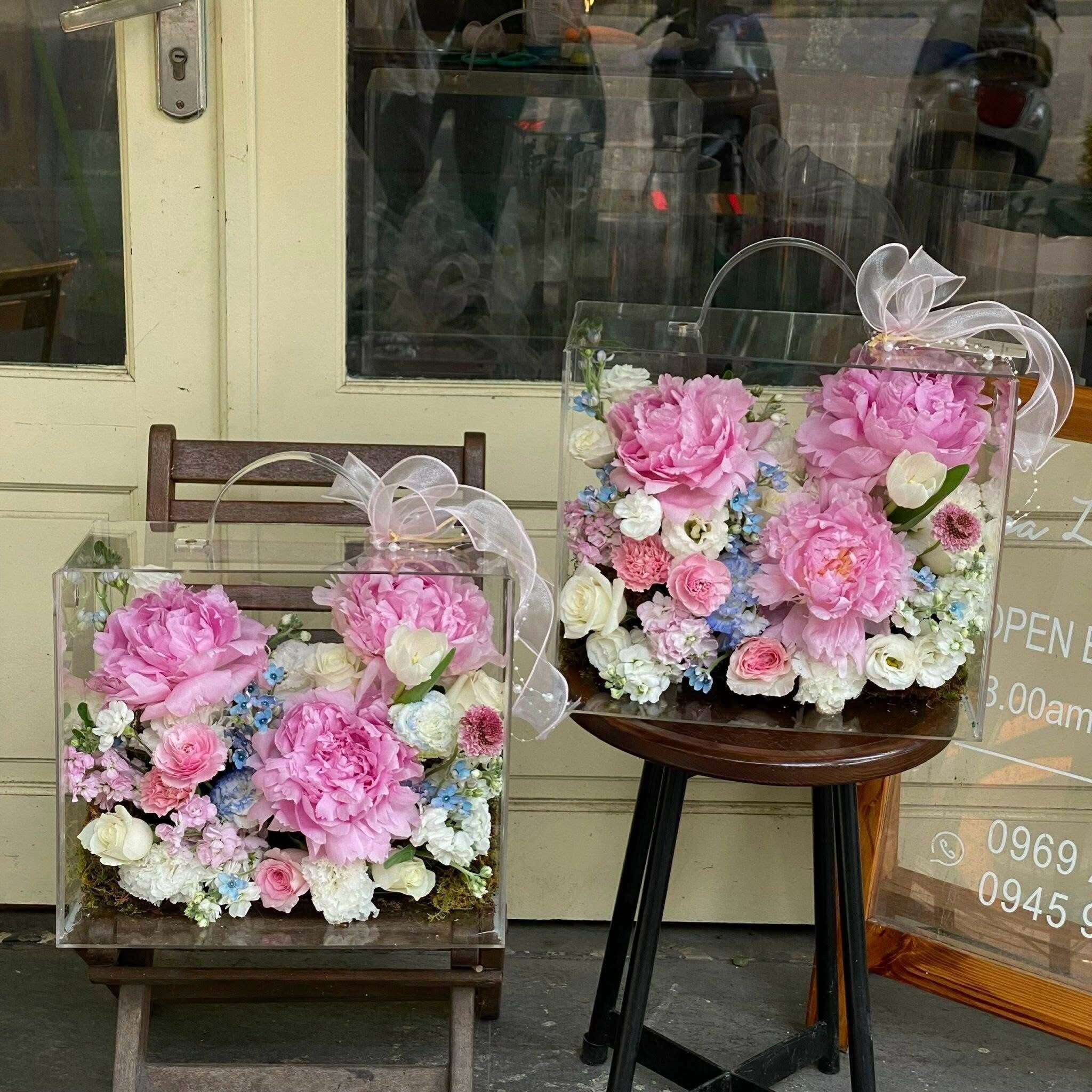 Bình hoa nhựa trong suốt với hoa hồng, peony, baby và hoa màu pastel. Kiểu cắm đẹp mắt