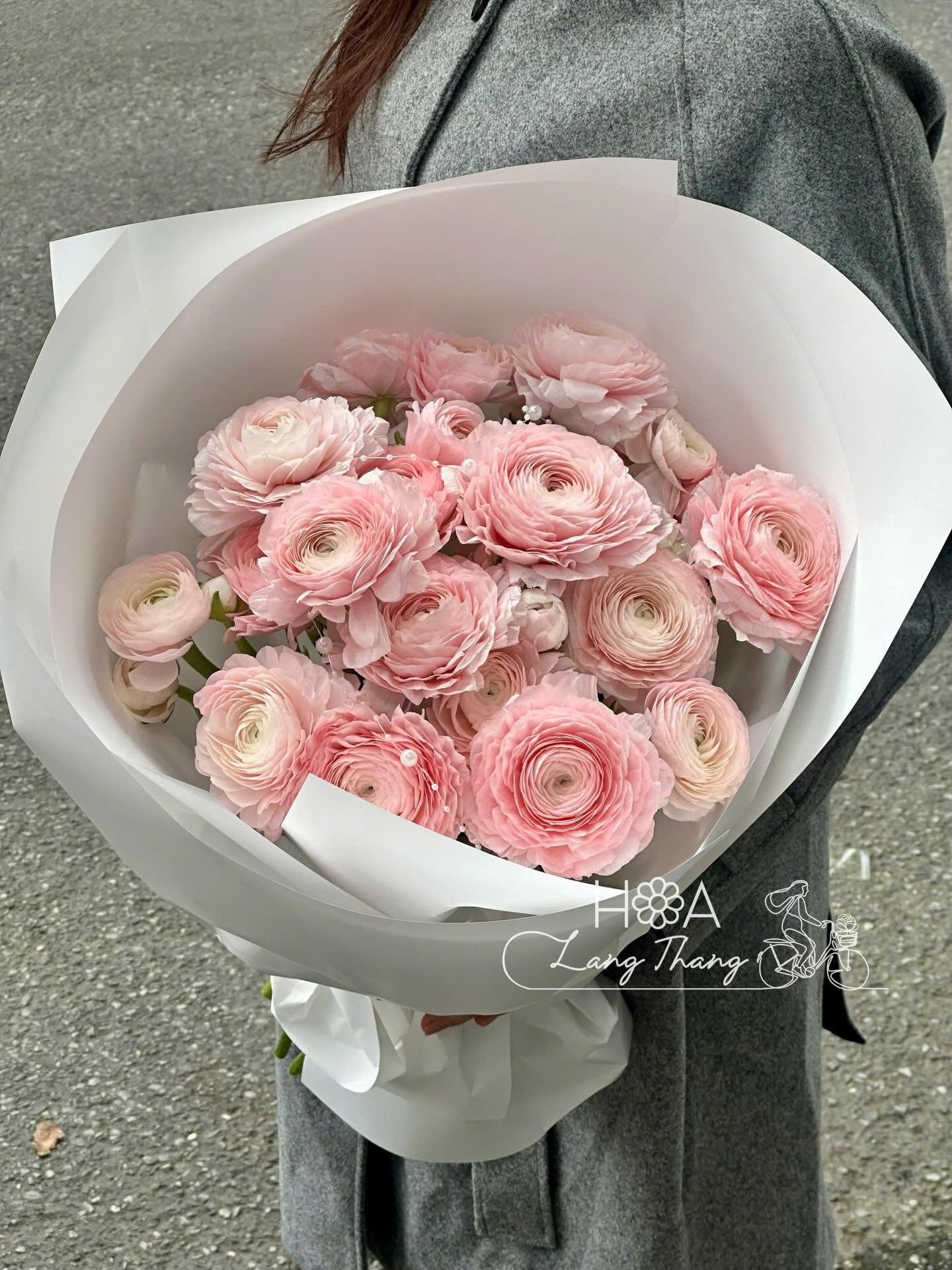 “Những cánh hoa mềm như lụa, dịu dàng như cách một người phụ nữ yêu thương thế giới