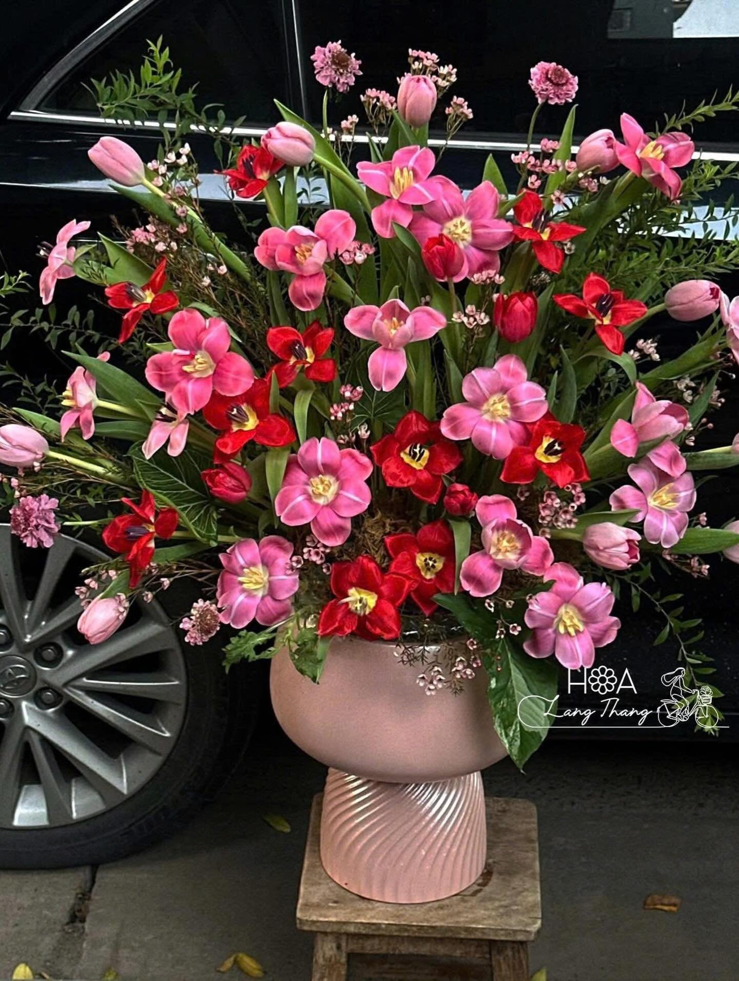 Một bình hoa gồm nhiều loại hoa như tulip, hồng, <a href=