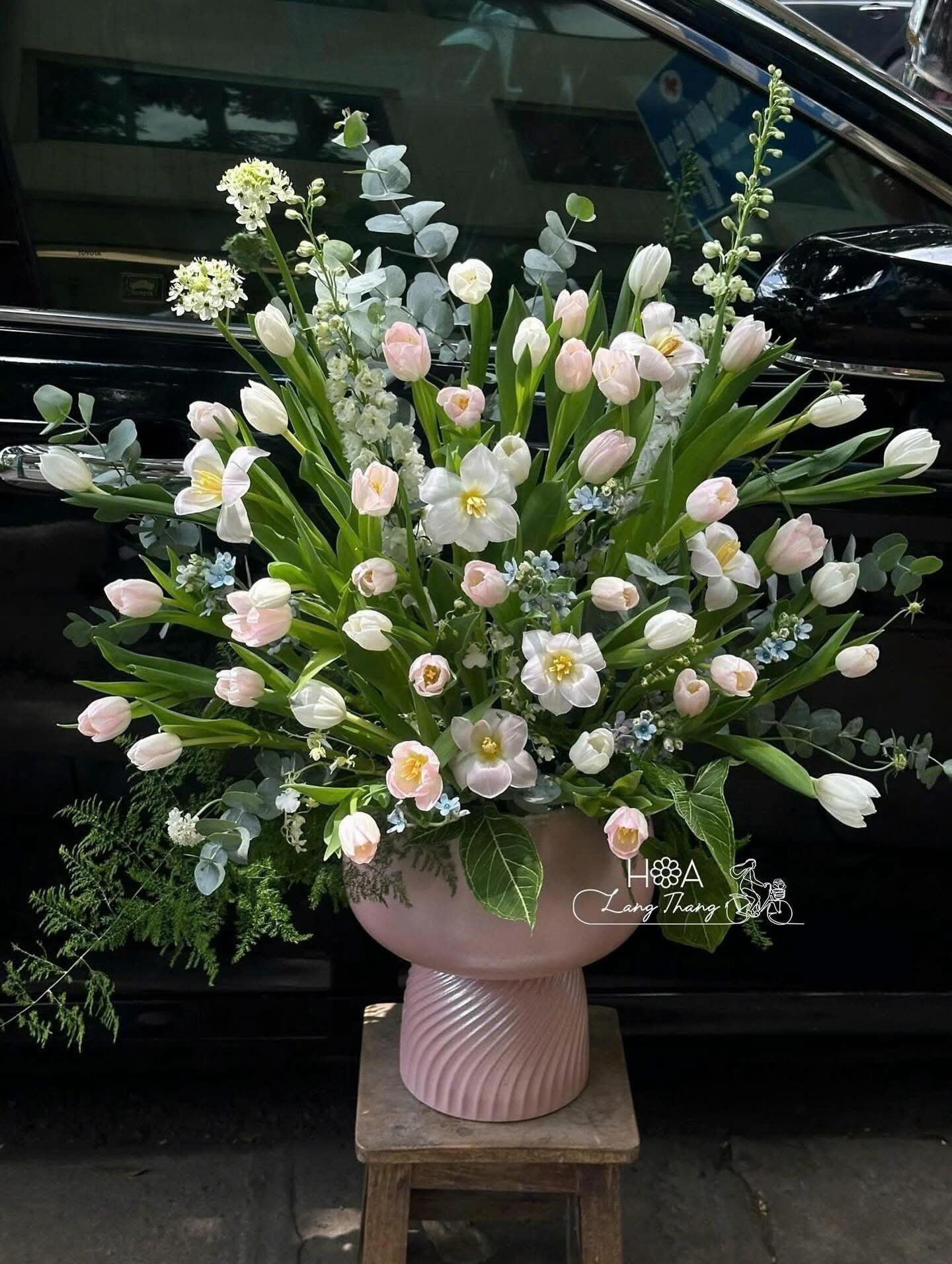 Bình hoa cao cấp với <a href=