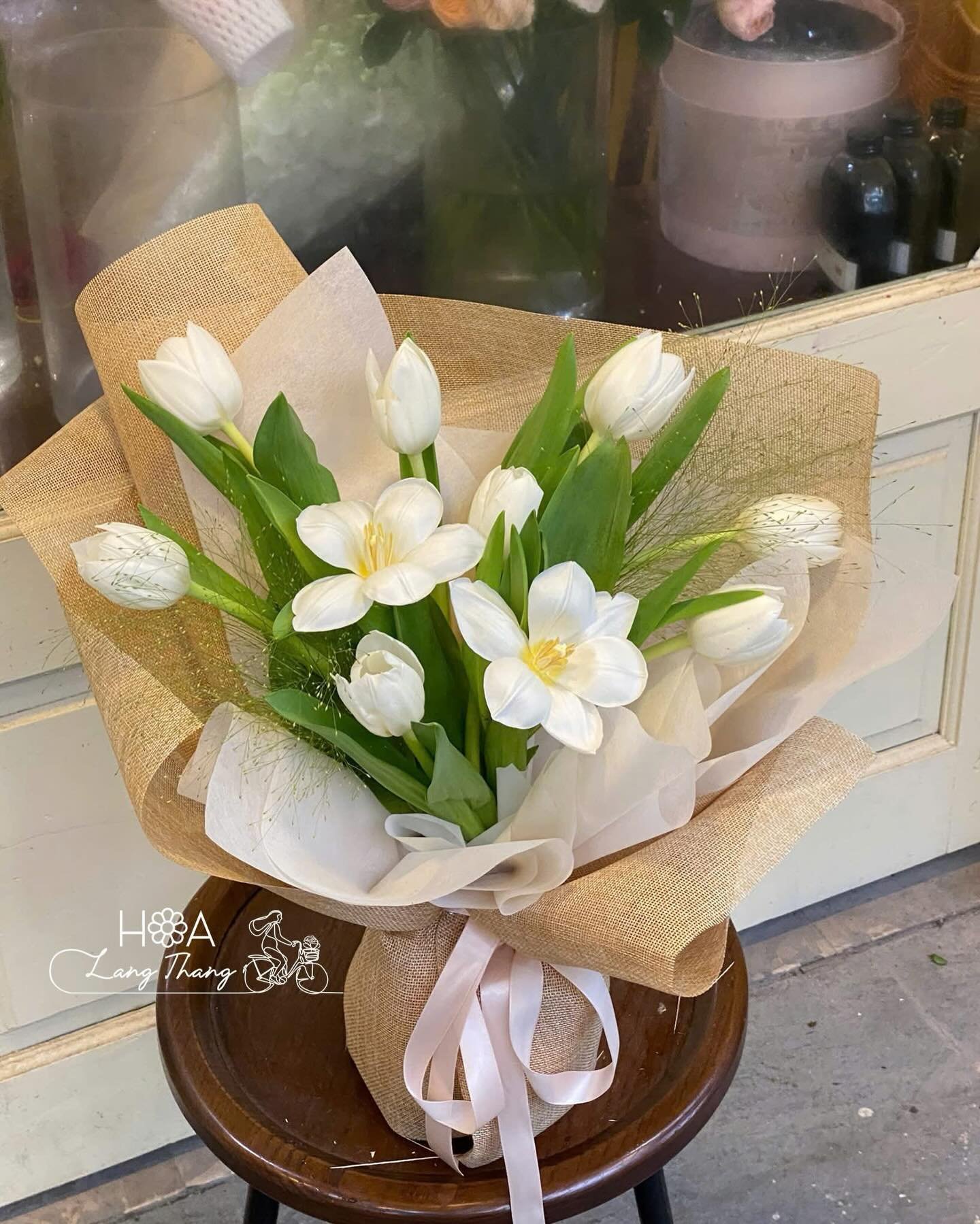 Bó hoa tulip trắng trang nhã, kiểu cắm hiện đại, thích hợp cho nhiều dịp