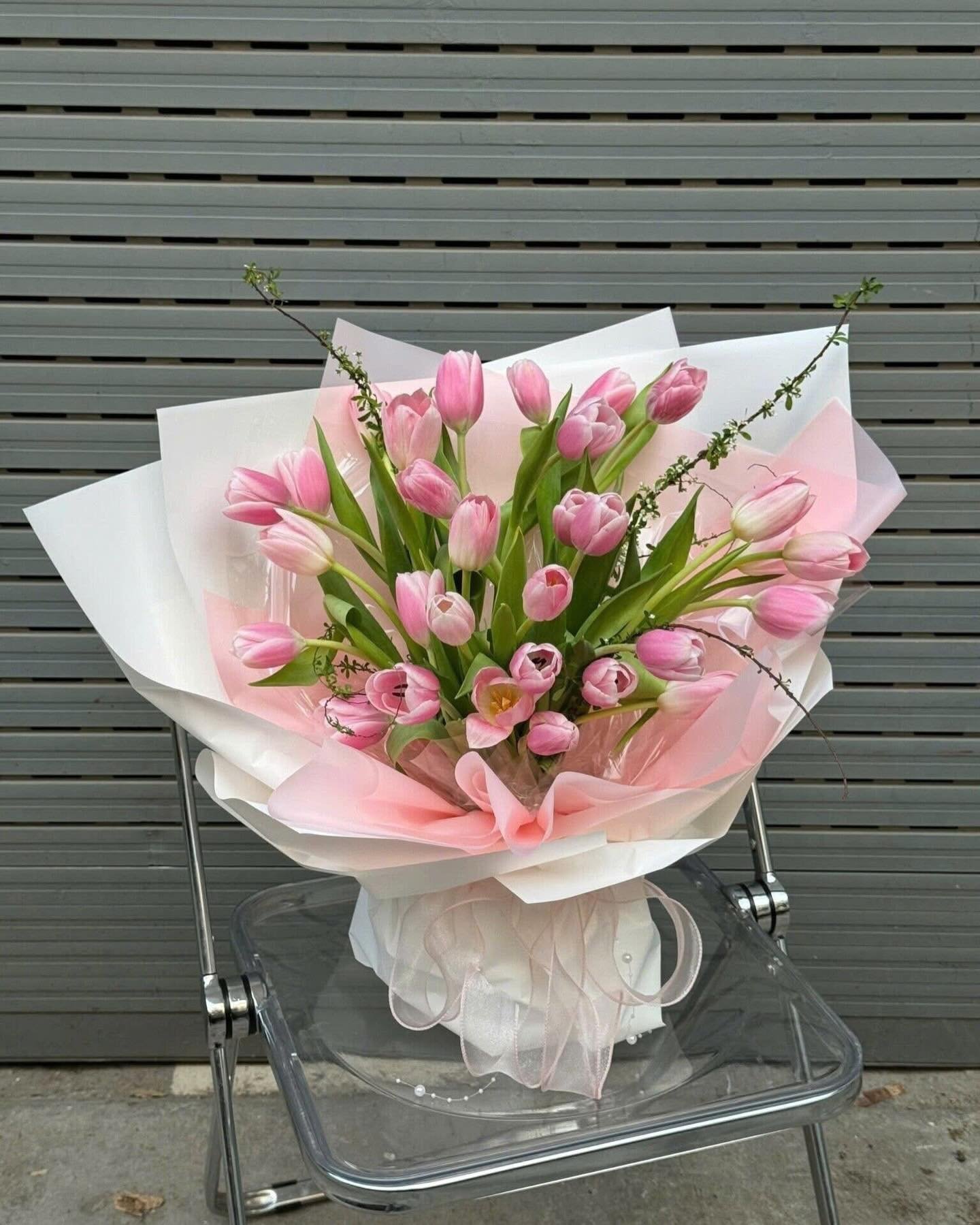 Bouquet hoa tulip hồng đẹp mắt với kiểu cắm trang nhã