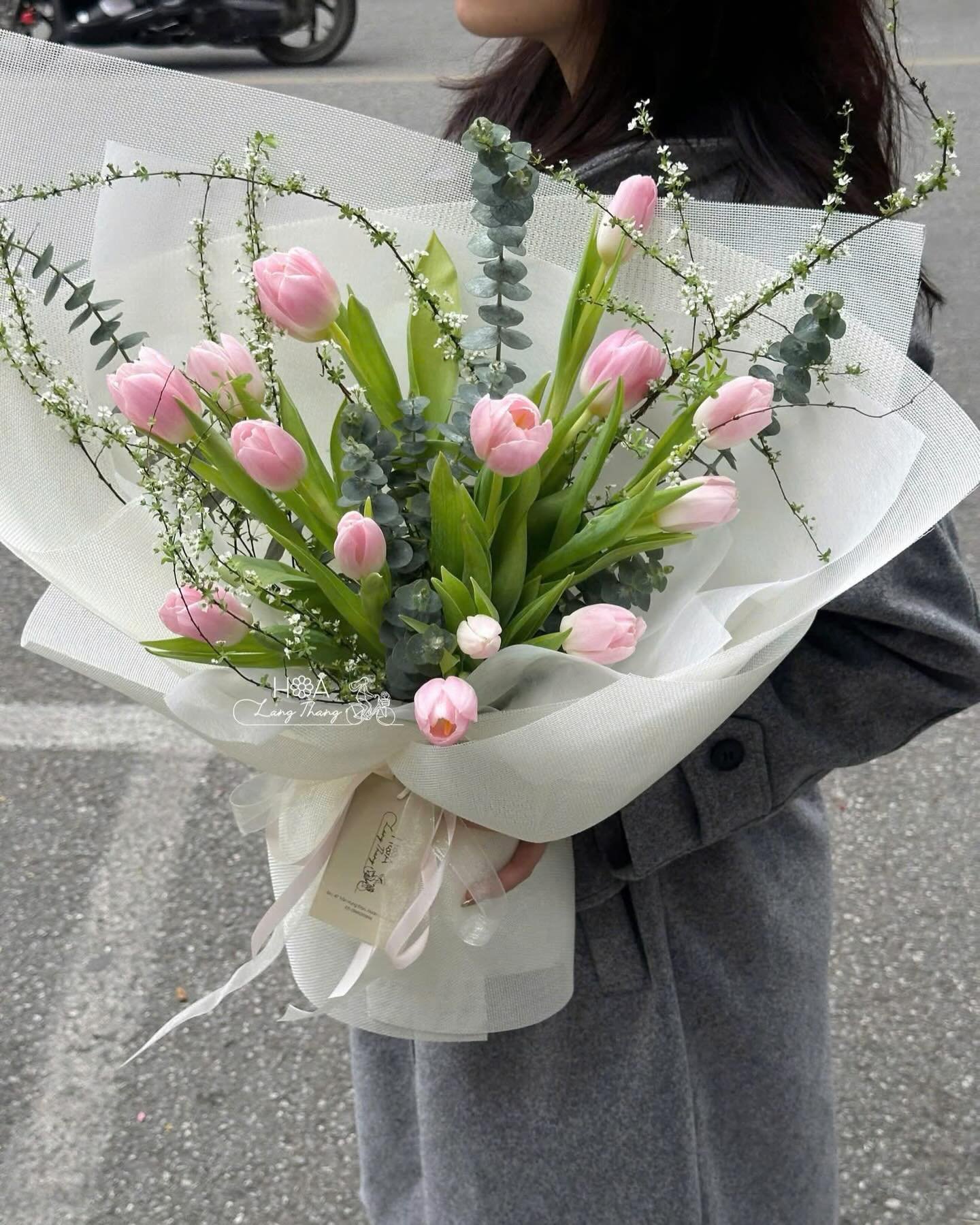 Bó hoa tulip hồng thơ mộng, cắm đặc sắc với lá xanh và hoa baby