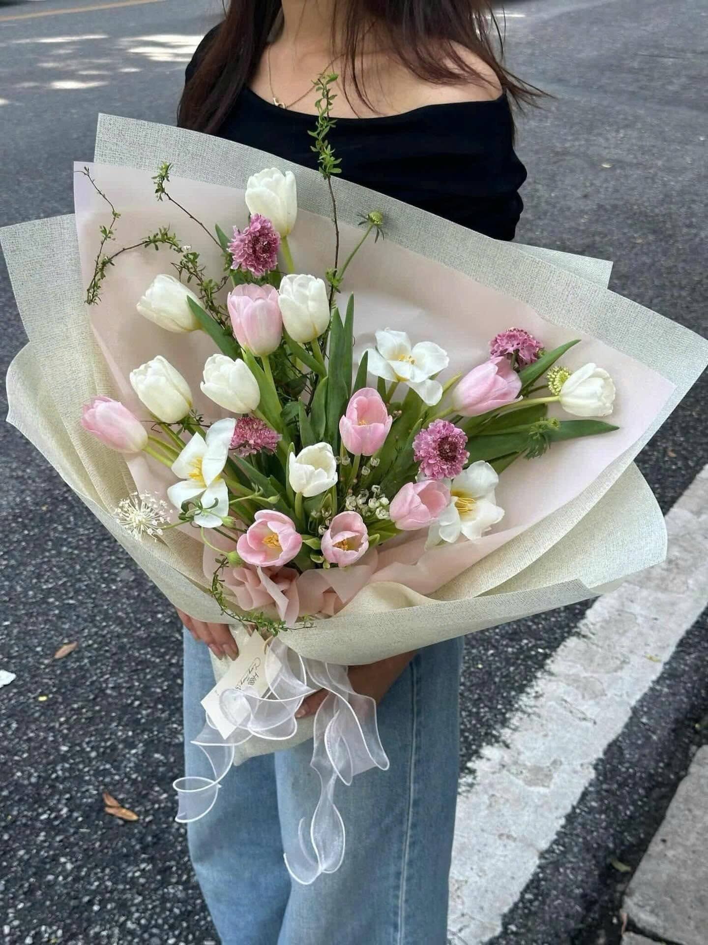 Bó hoa gồm tulip trắng, hồng, và hoa scabiosa, trang trí tinh tế