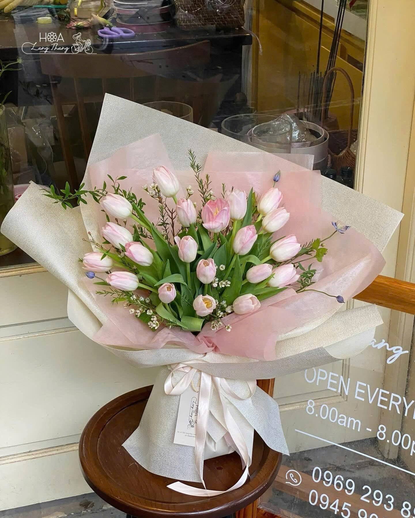 Bó hoa tulip hồng tuyệt đẹp, trang trí cắm hoa tinh tế