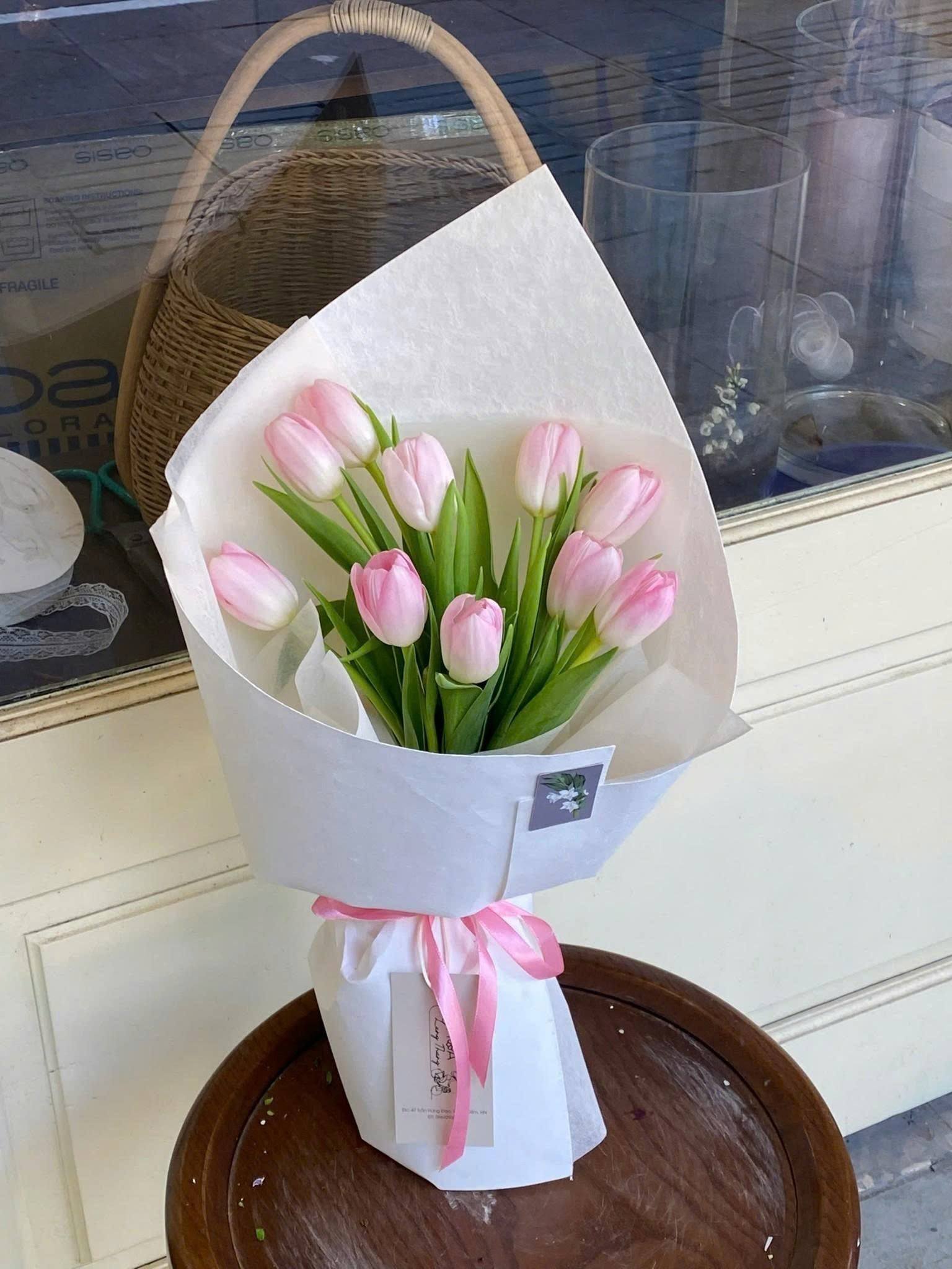Bó hoa tulip hồng xinh xắn, cắm giản dị, tạo nên vẻ đẹp thanh lịch
