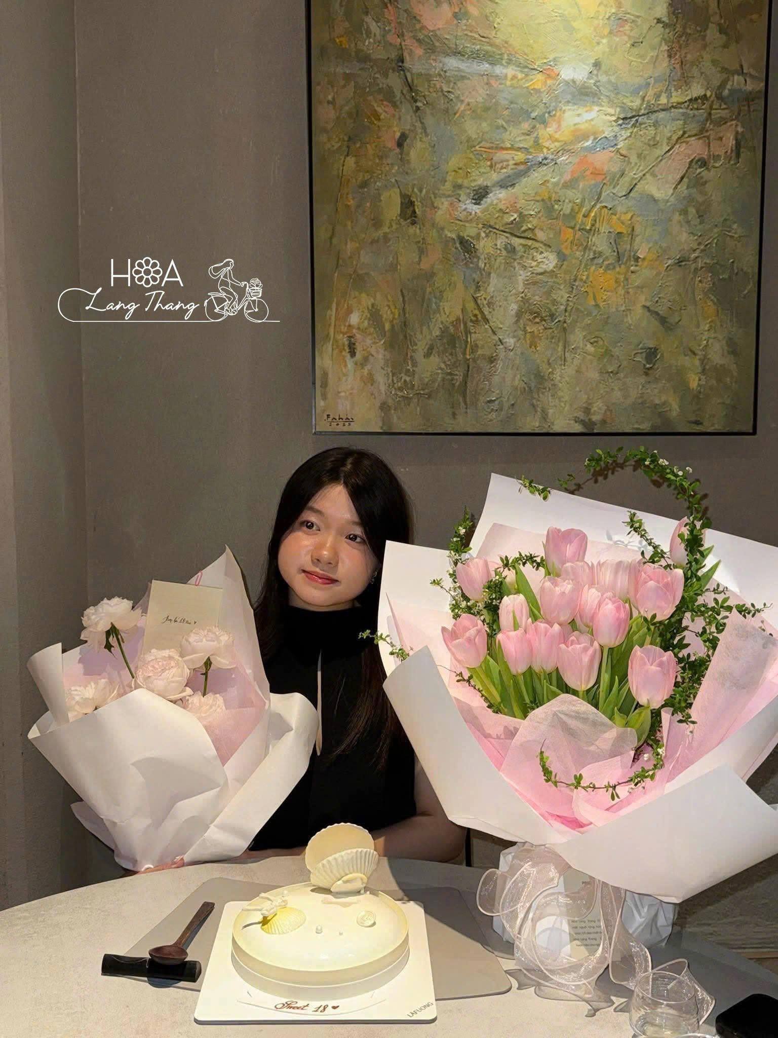 Cô gái cầm hoa hồng và tulip, trang trí tinh tế trong không gian hiện đại