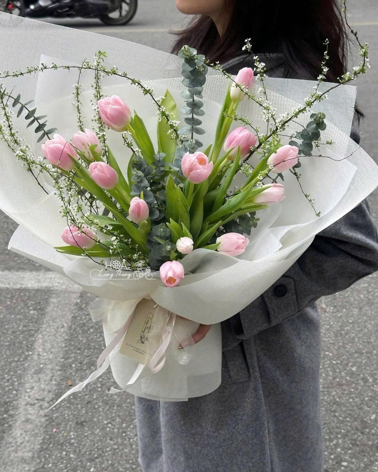 Bó hoa tulip hồng tinh tế với lá xanh, thích hợp làm quà tặng