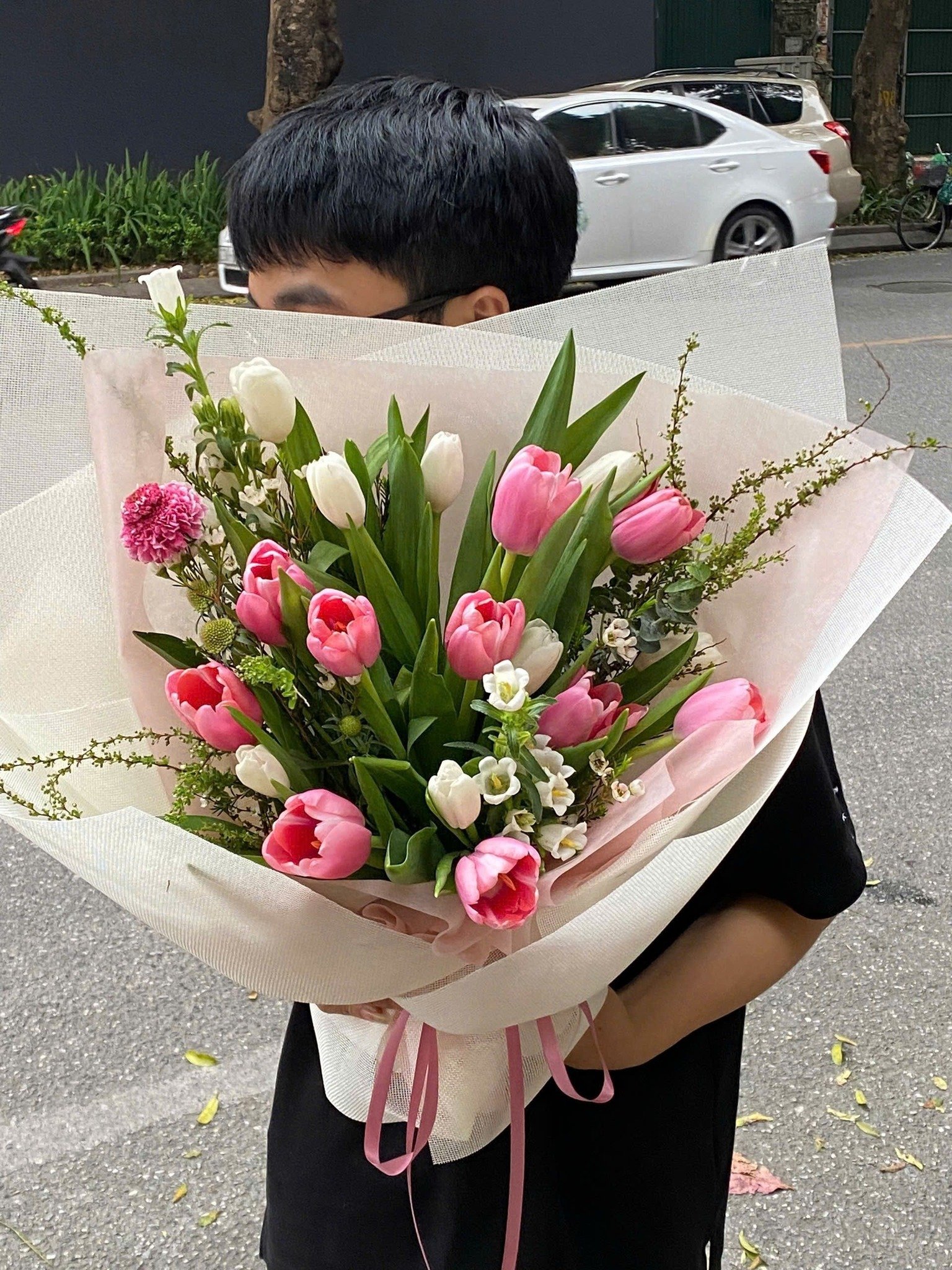 Có những buổi sáng tháng 3, trời Hà Nội vẫn còn se lạnh – nhưng bó hoa trên tay đã đủ ấm rồi
