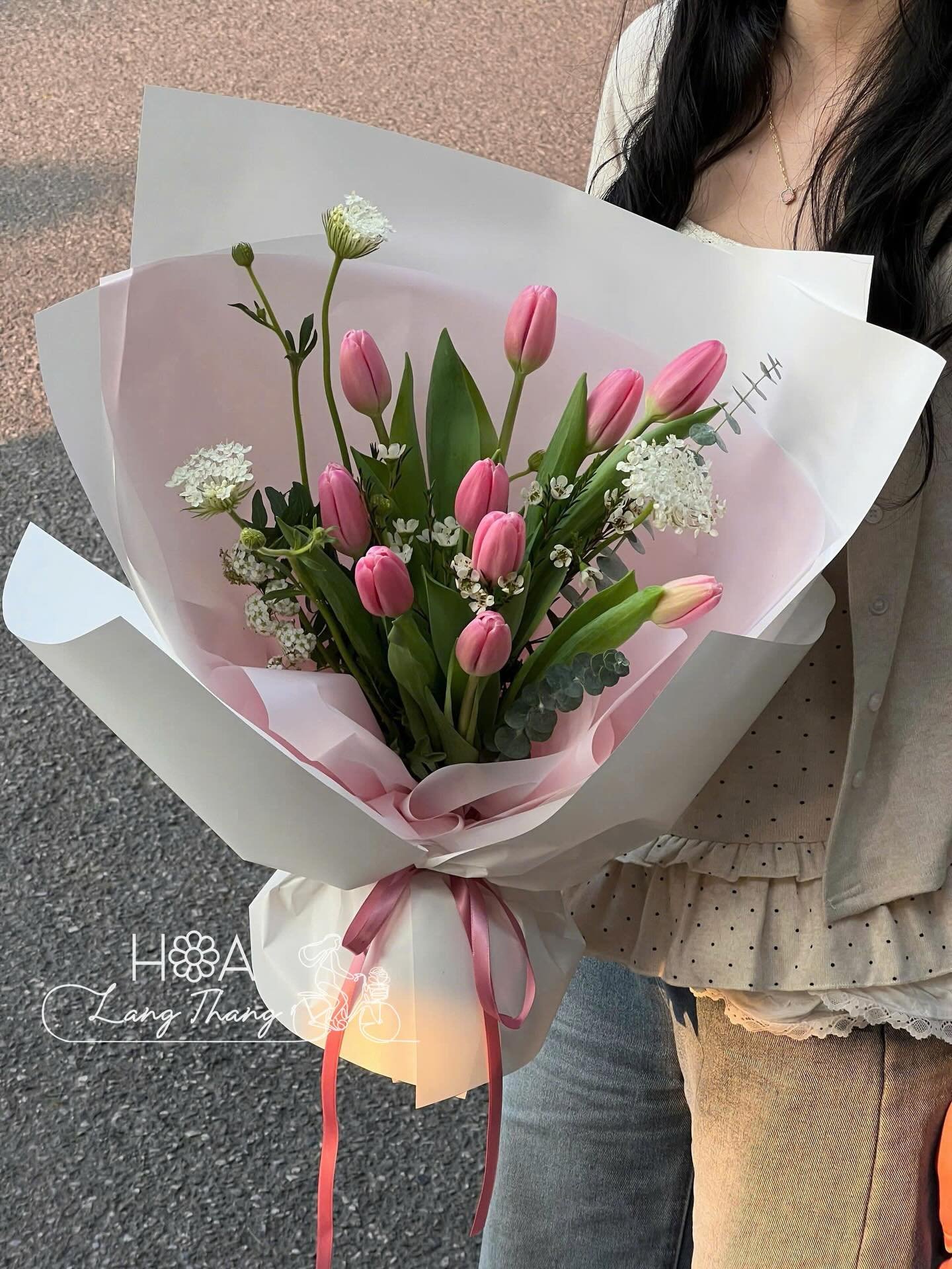 Bó hoa tulip hồng tươi đẹp, phối hợp cùng sắc trắng của hoa baby và lá xanh