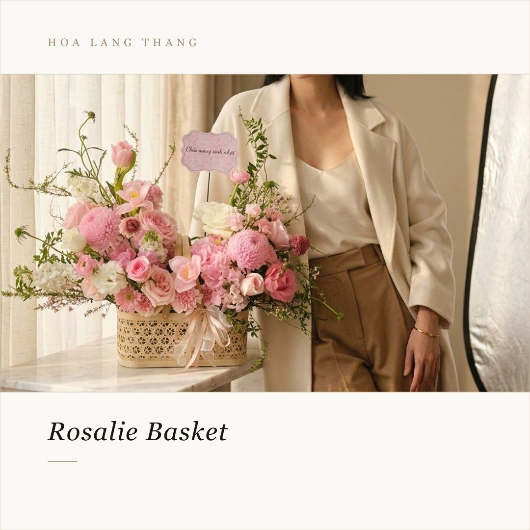 Giỏ hoa Rosalie với hồng, cúc và hoa baby mang sắc hồng pastel tinh tế