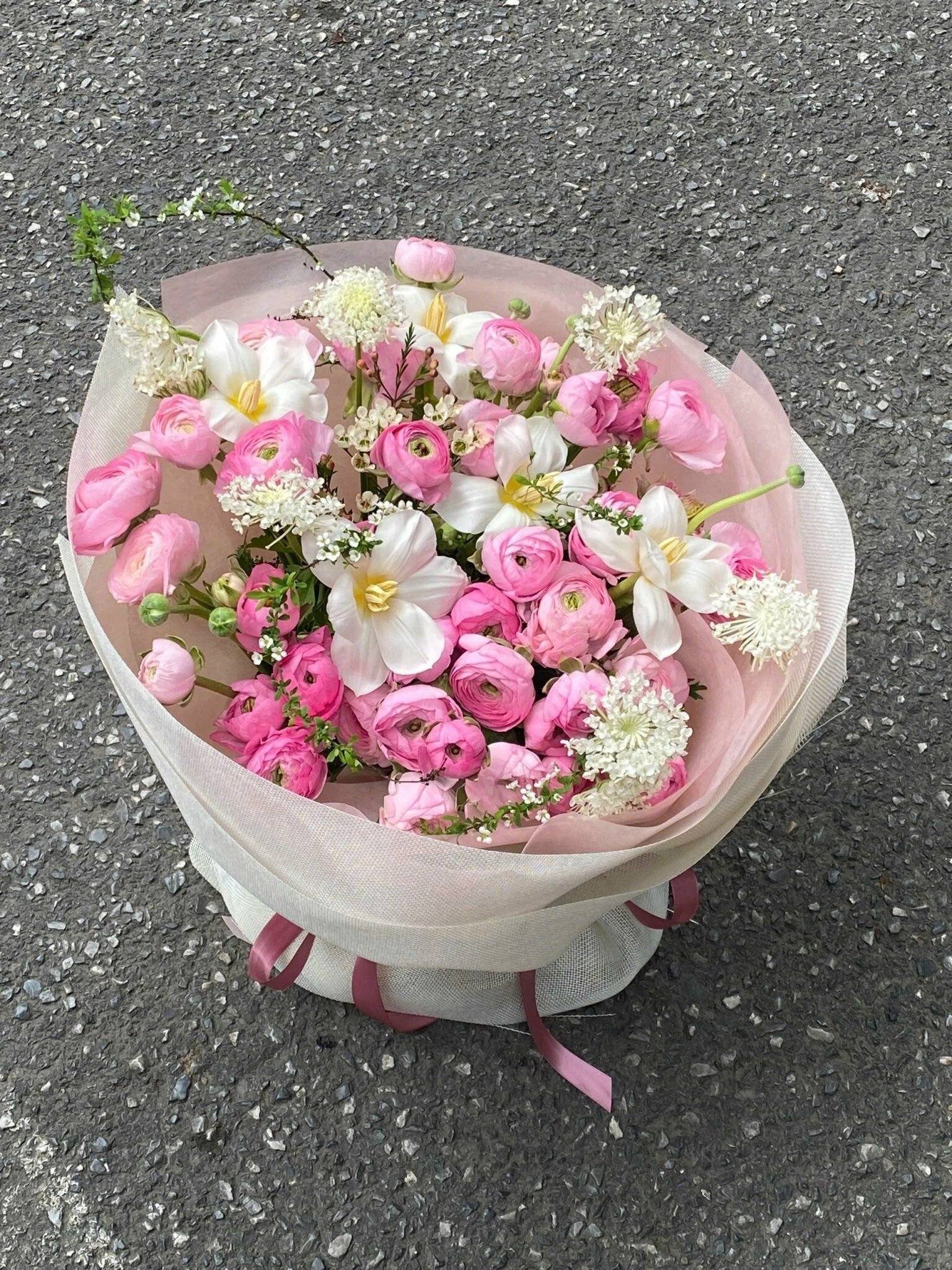 Bó hoa gồm hoa hồng, <a href=