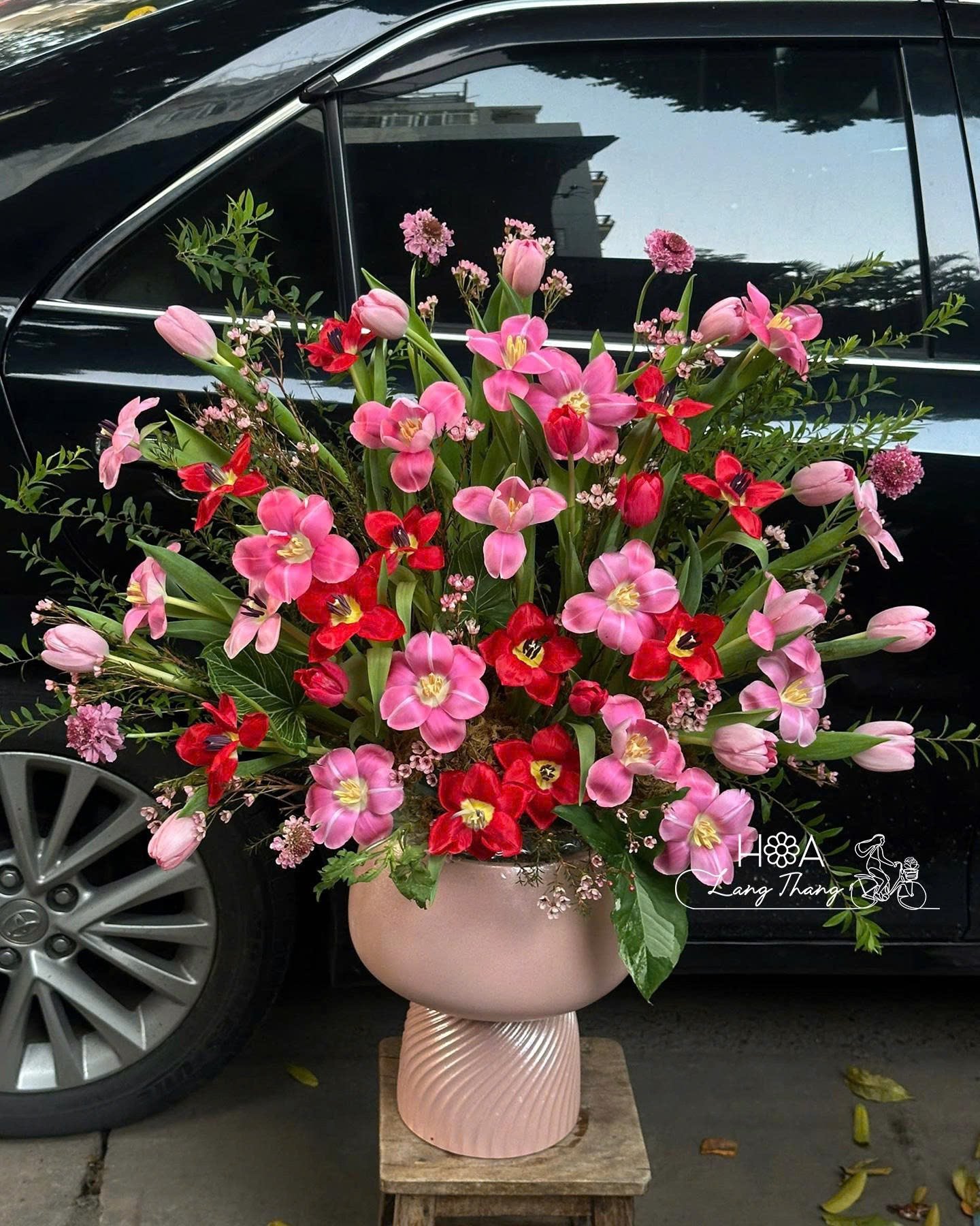 Bình hoa tươi sắc màu với <a href=