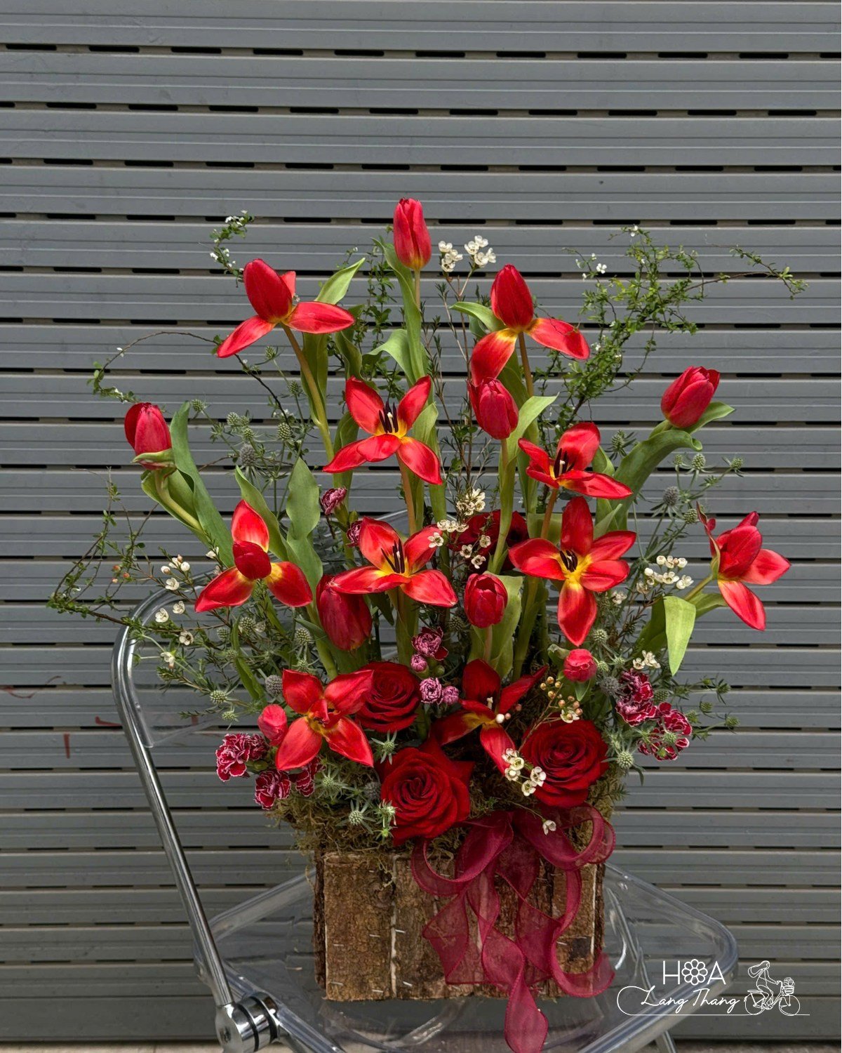 Bó hoa đỏ với tulip, hồng và hoa baby, kiểu cắm sang trọng