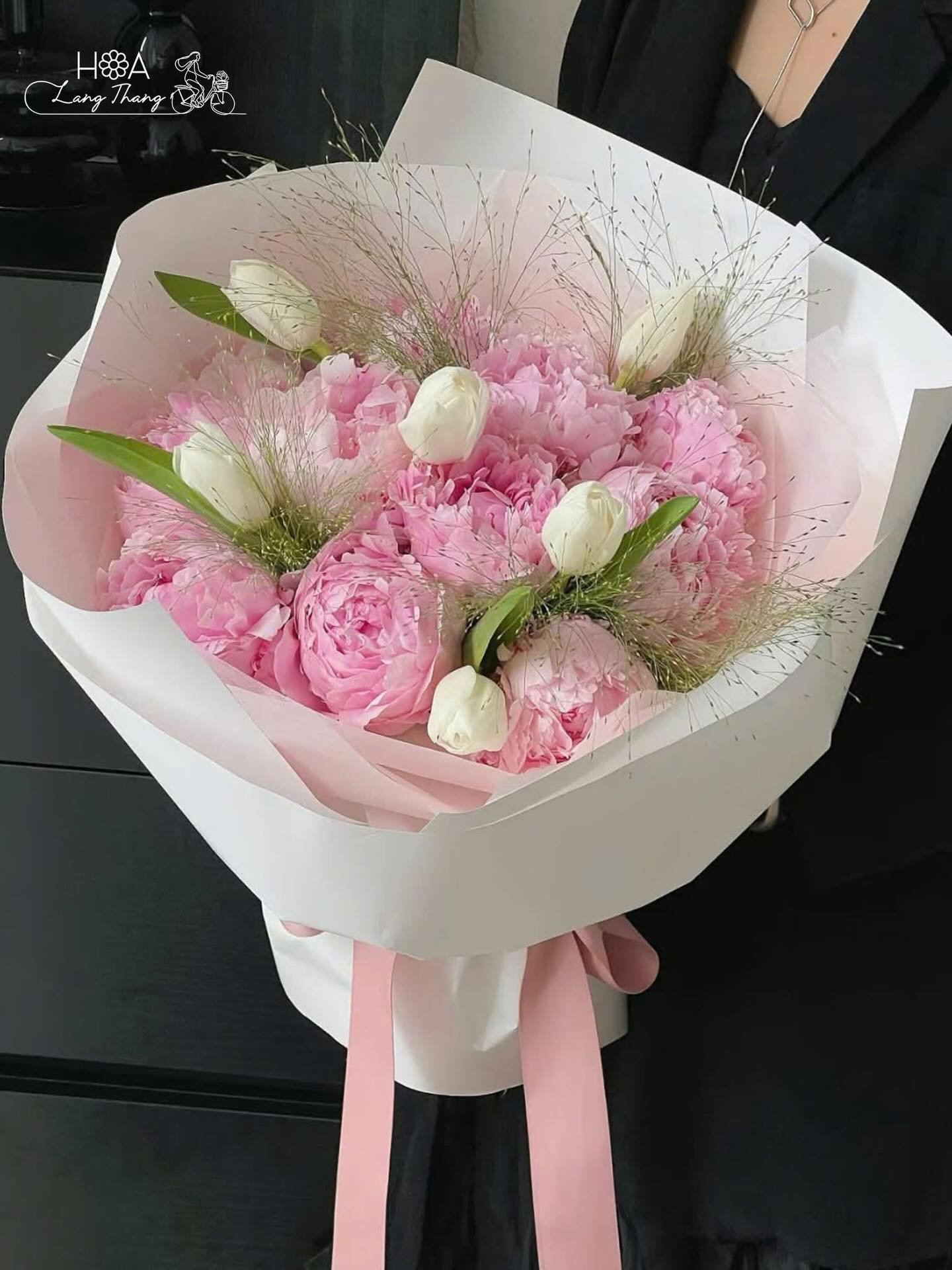 Bó hoa gồm hồng phấn, tulip trắng và hoa cỏ vân, kiểu cắm sang trọng