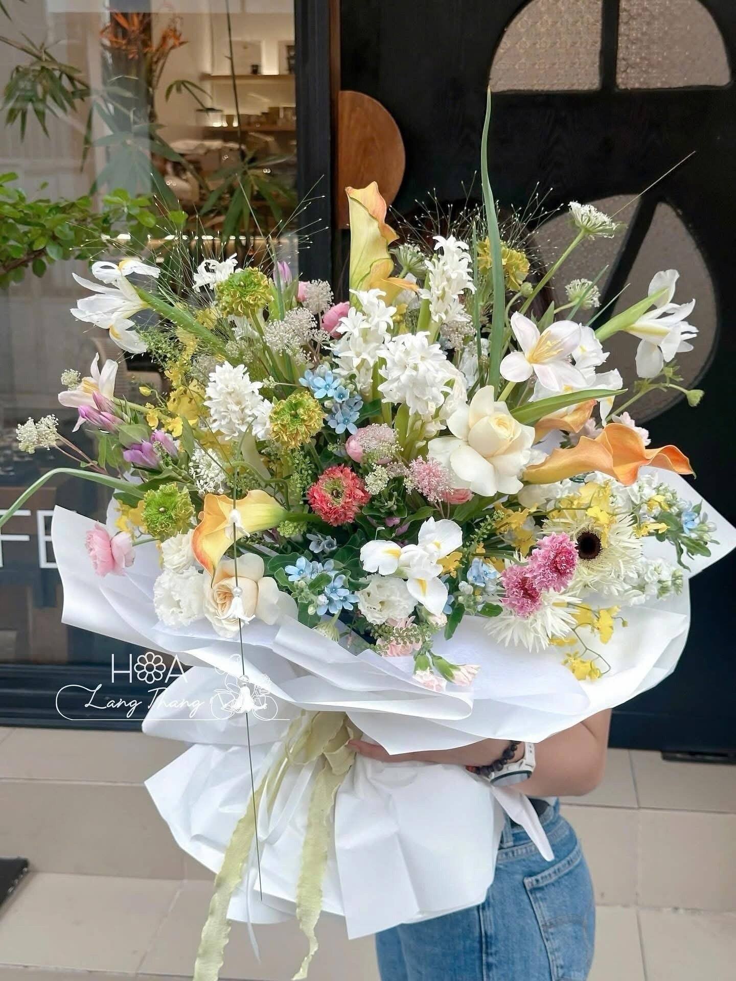 Bó hoa đa sắc với tulip, <a href=
