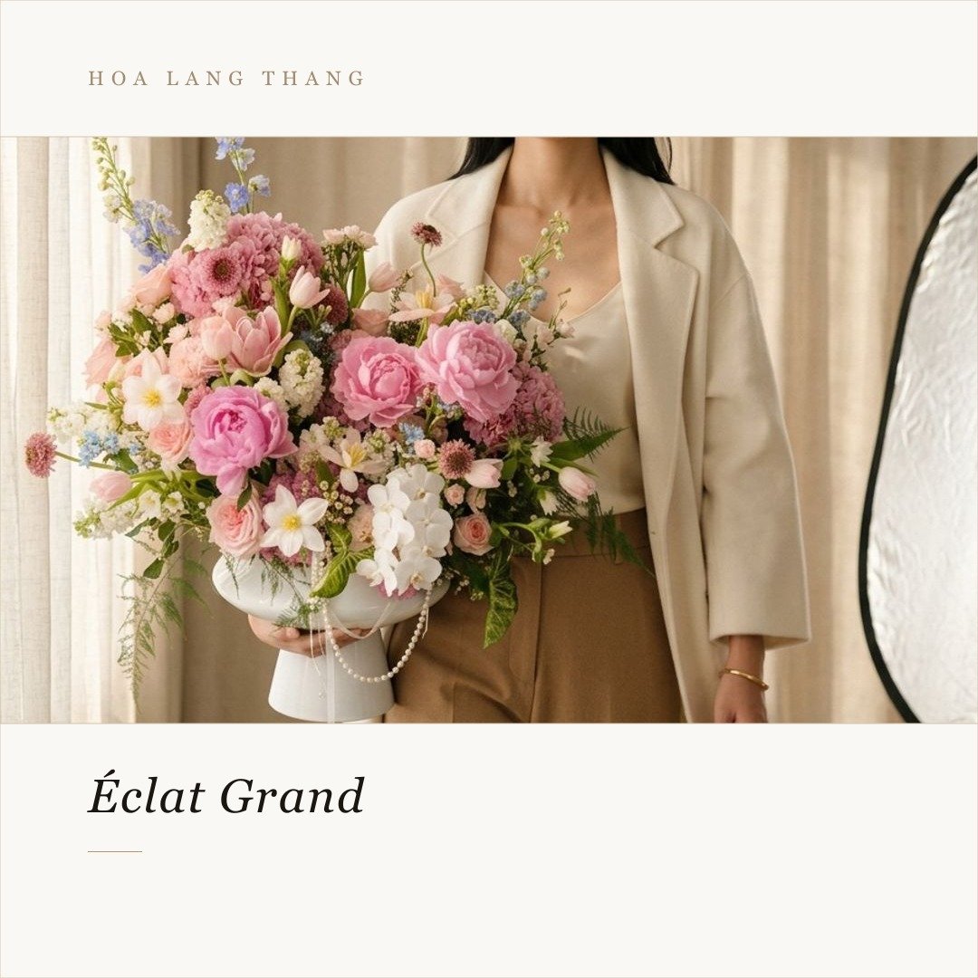 Bouquet lớn với hoa hồng, lan hồ điệp và các loại hoa mùa hè khác, kiểu cắm sang trọng