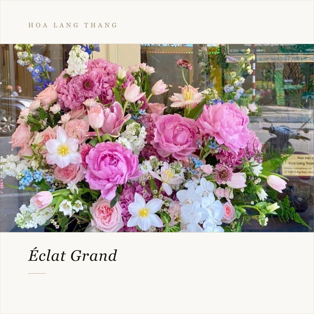 Bó hoa tươi gồm hoa hồng, peony, lan và những bông hoa khác, trang trí bắt mắt