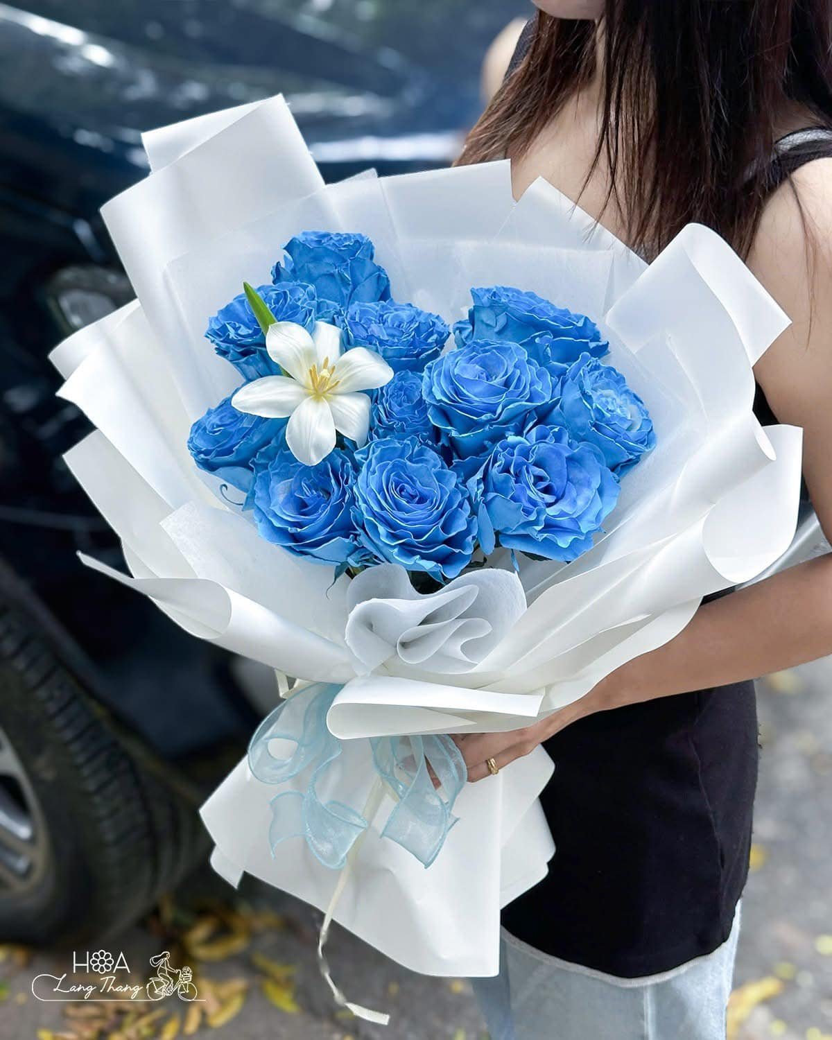 Bó hoa hồng xanh đẹp mắt phối cùng hoa ly trắng, thích hợp làm quà tặng