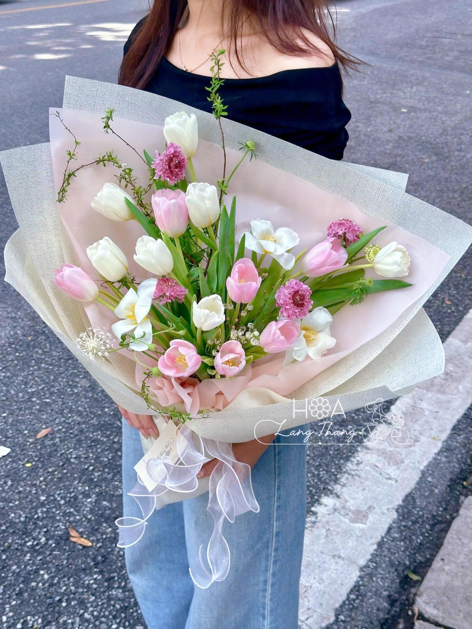 Bó hoa mix gồm tulip trắng, hồng, và các loại hoa nhỏ xinh, kiểu cắm tự nhiên