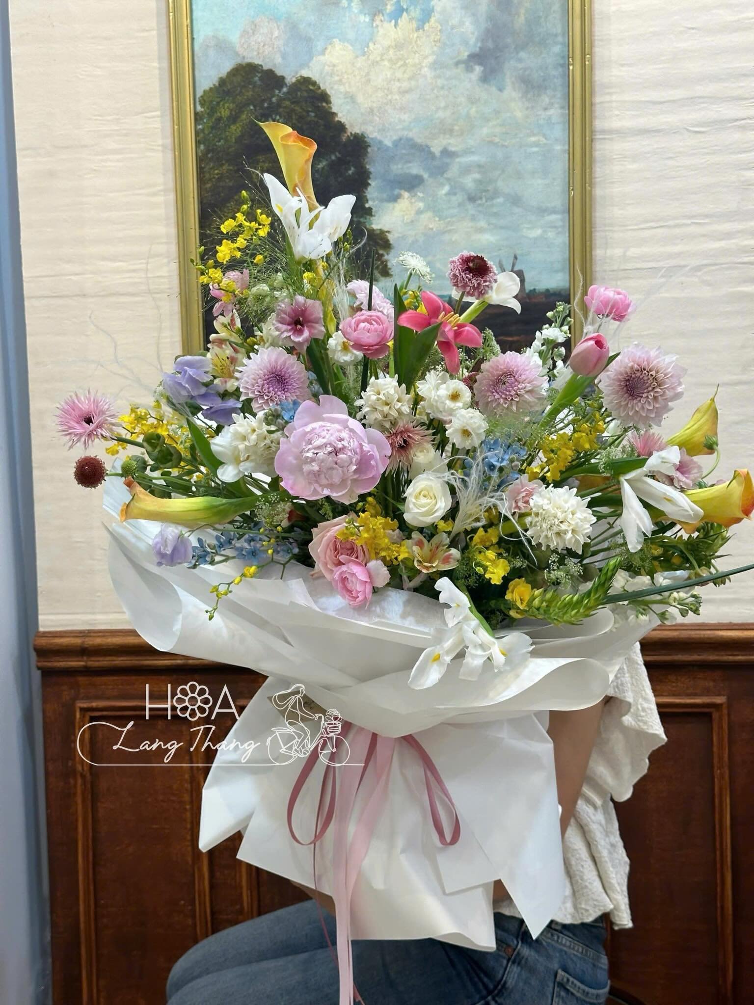 Bó hoa tươi với các loại hoa như ly, hồng, cúc, kiểu cắm sang trọng, đầy màu sắc