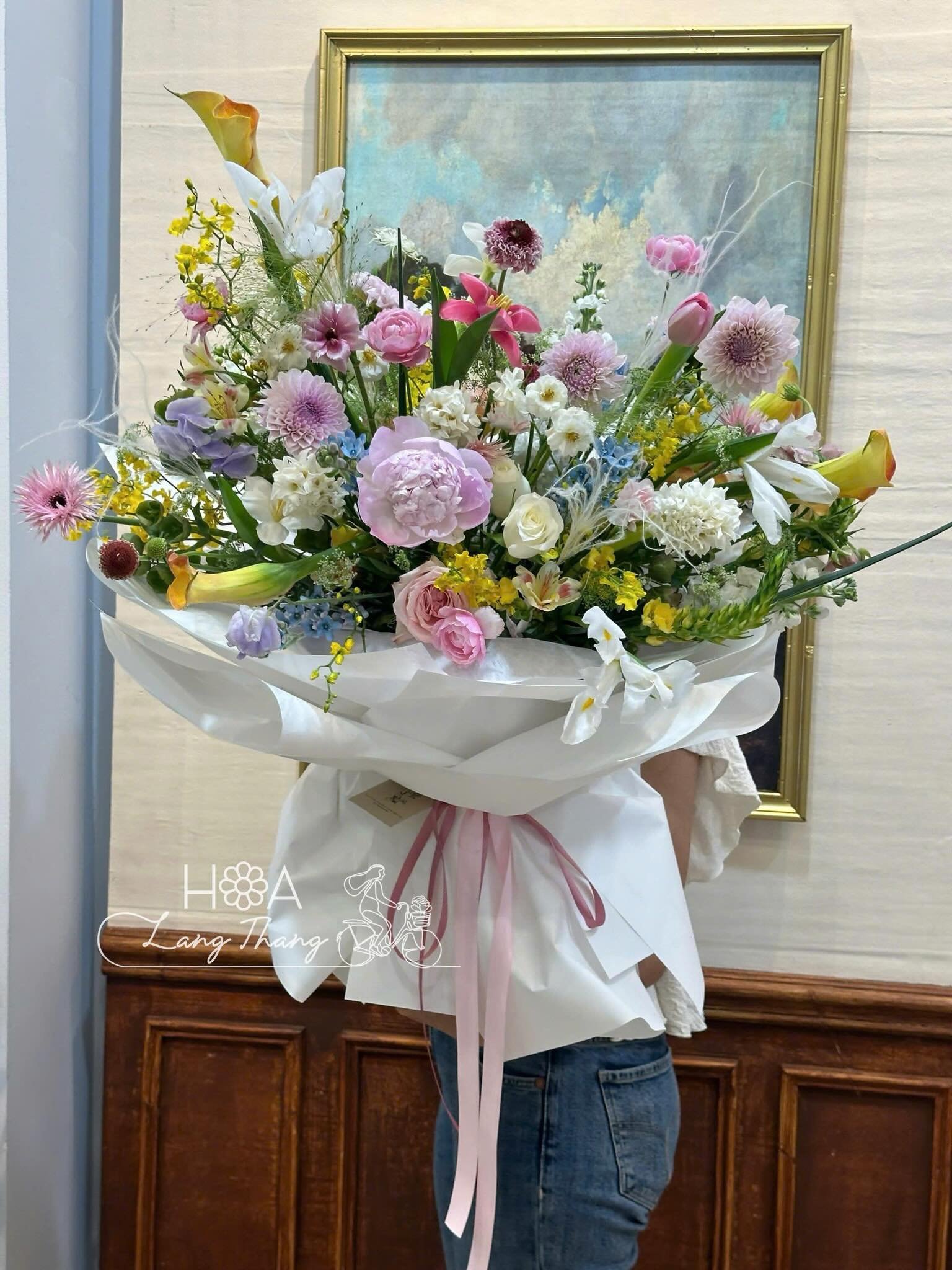 Bó hoa tươi nhiều màu sắc với tulip, hồng, ly, cắm tự nhiên, phù hợp cho nhiều dịp