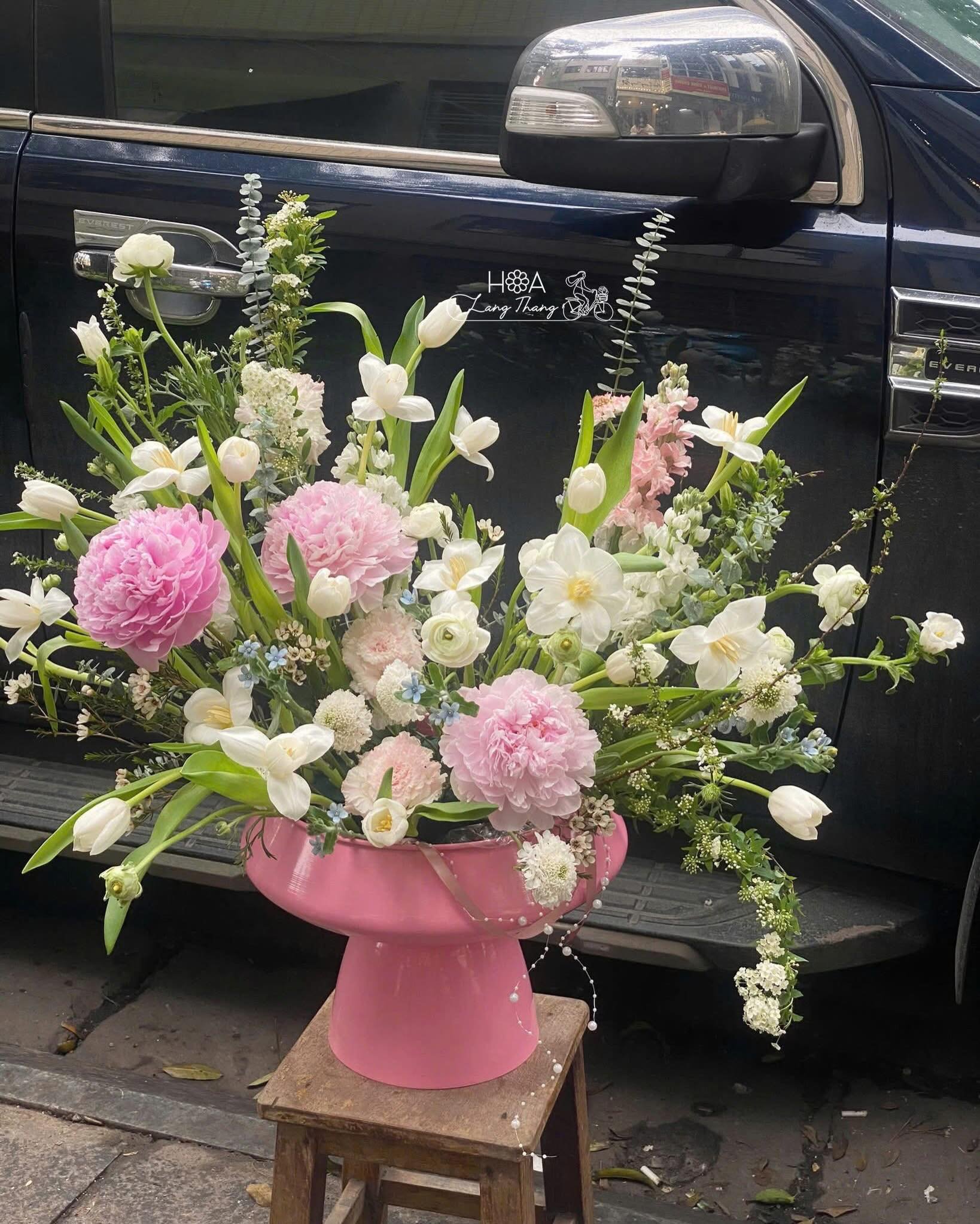 Bình hoa hồng, tulip và cúc, cắm nghệ thuật trong bình hồng