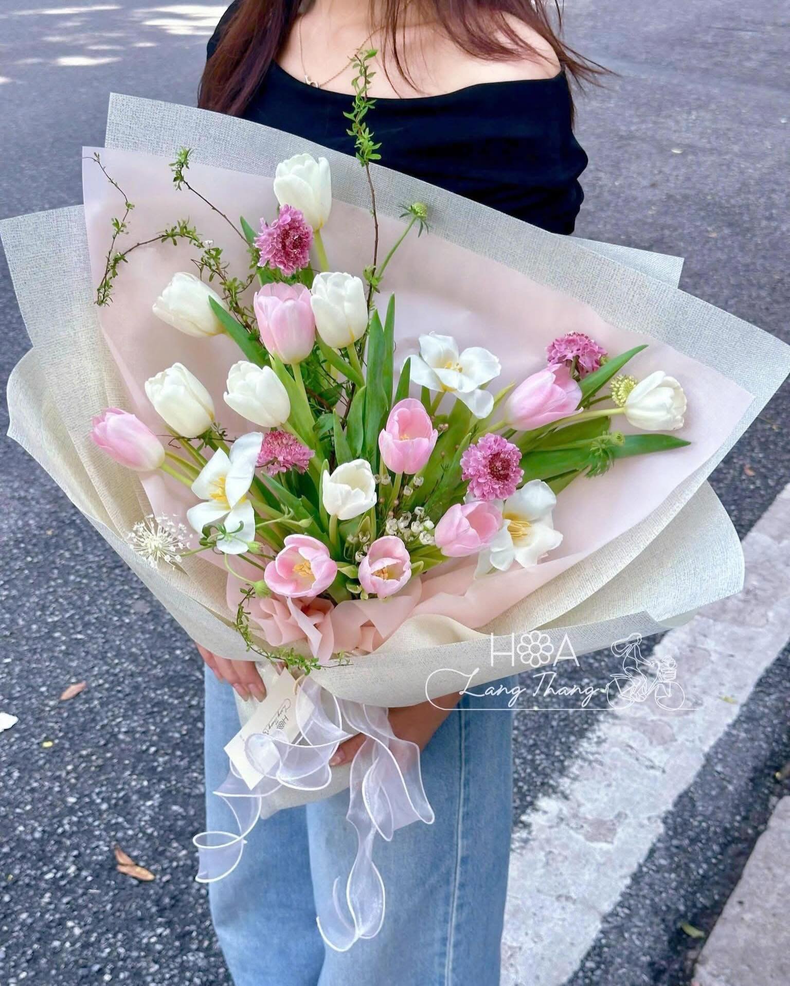 Bó hoa gồm tulip trắng, hồng và hoa scabiosa, trang trí đẹp mắt