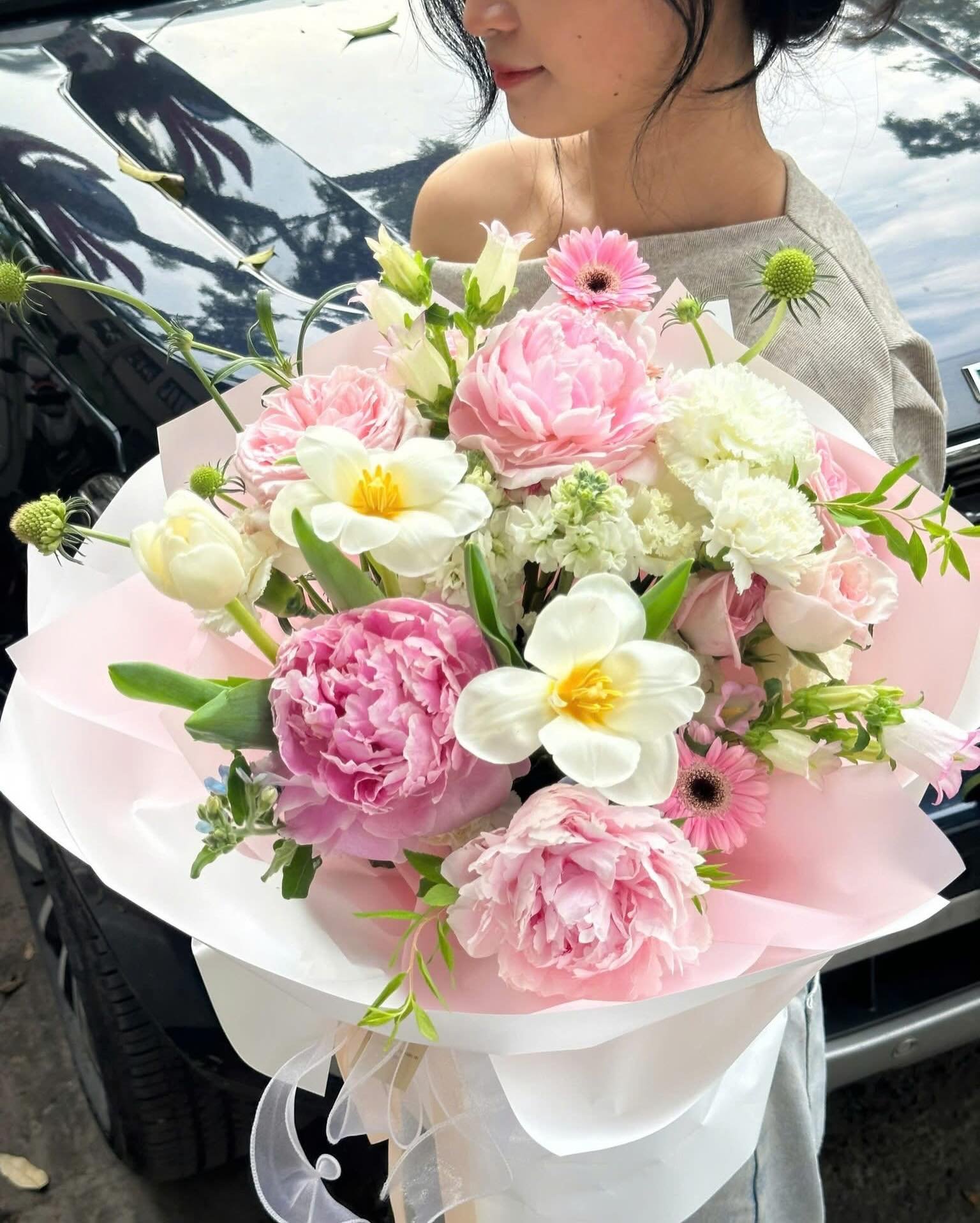 Bouquet hoa gồm hồng, <a href=