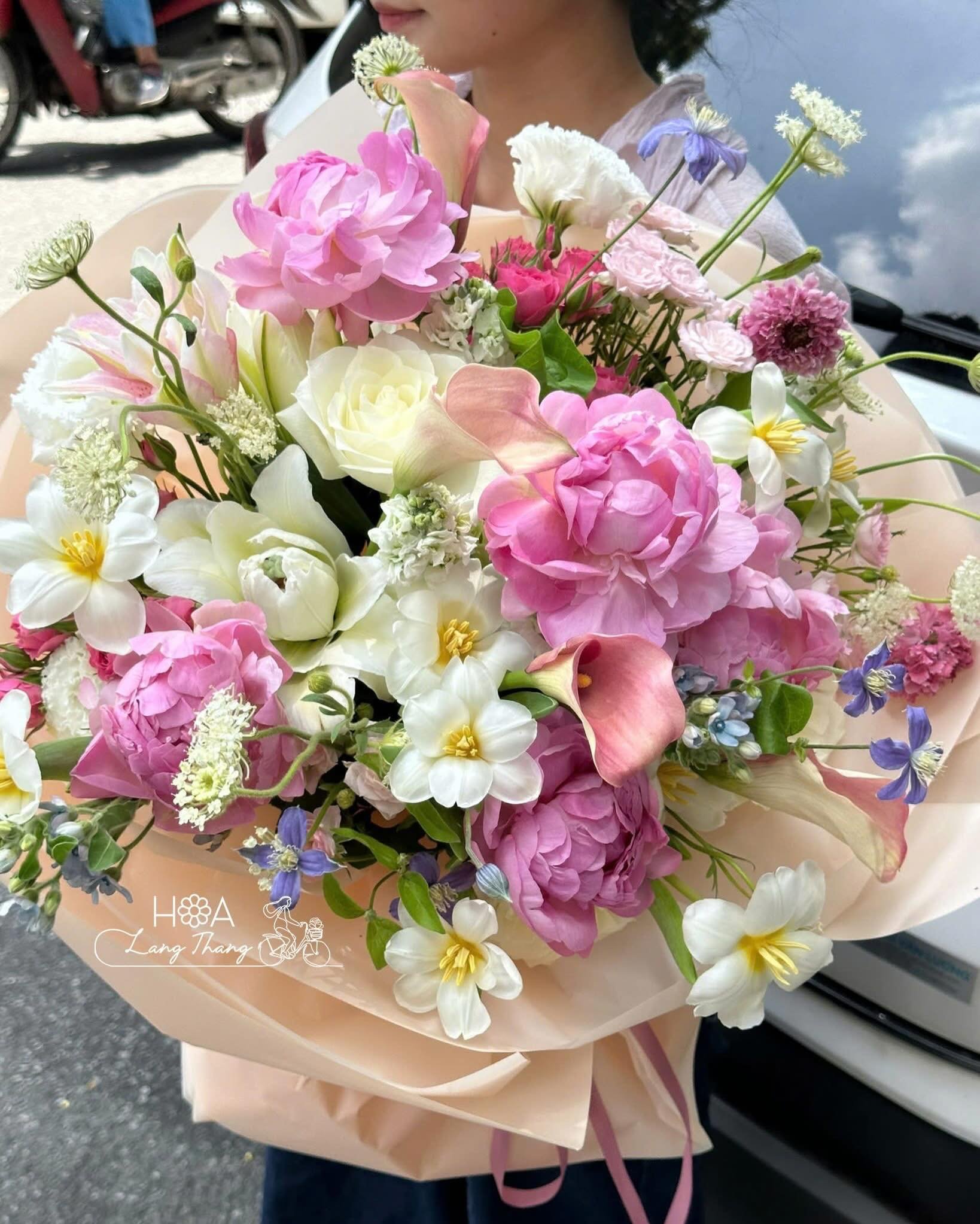 Bó hoa gồm hồng, hoa baby và ly, cắm đẹp cho dịp đặc biệt