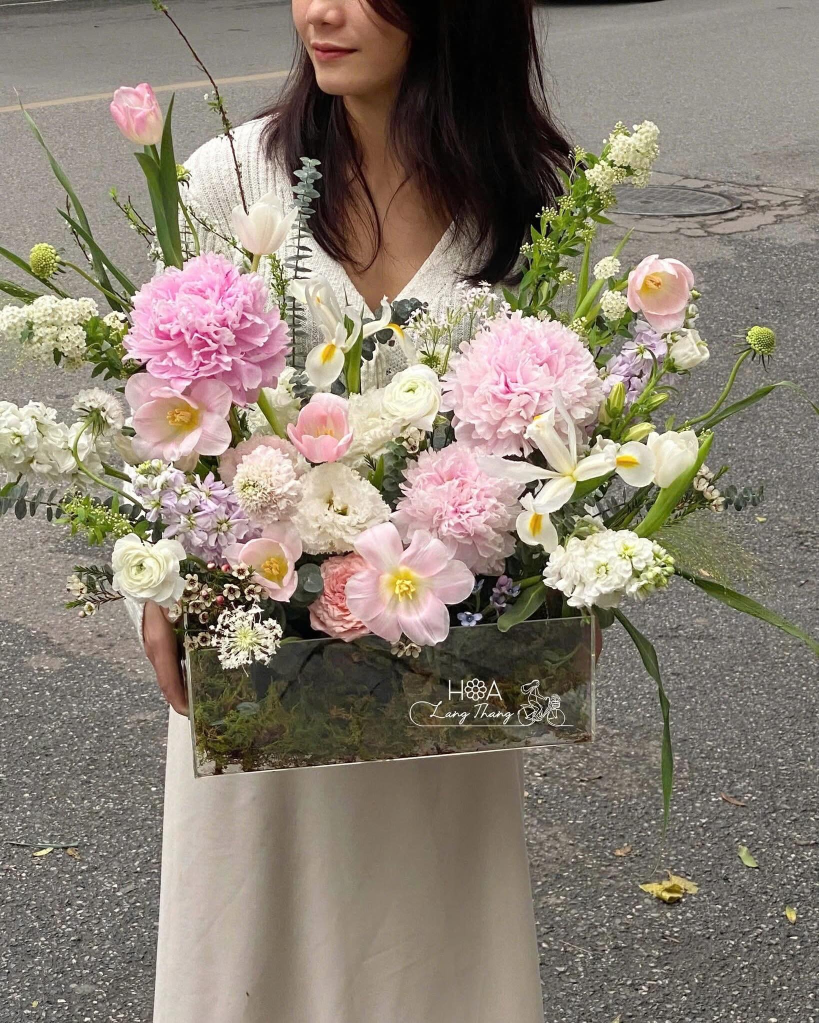 Bình hoa kết hợp nhiều loại hoa như hồng, tulip, thược dược, kiểu cắm nghệ thuật
