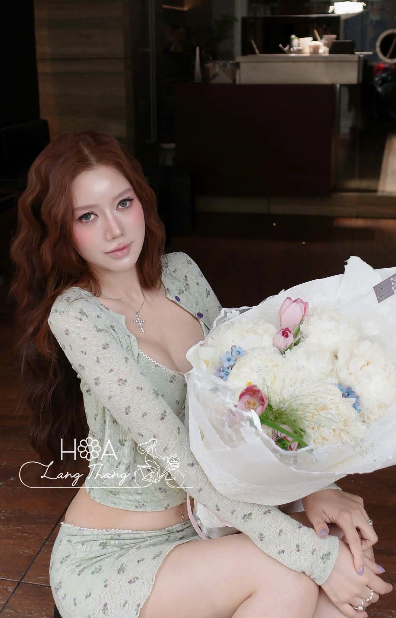 Người phụ nữ xinh đẹp cầm bó hoa gồm tulip và hồng, kiểu cắm tươi sáng