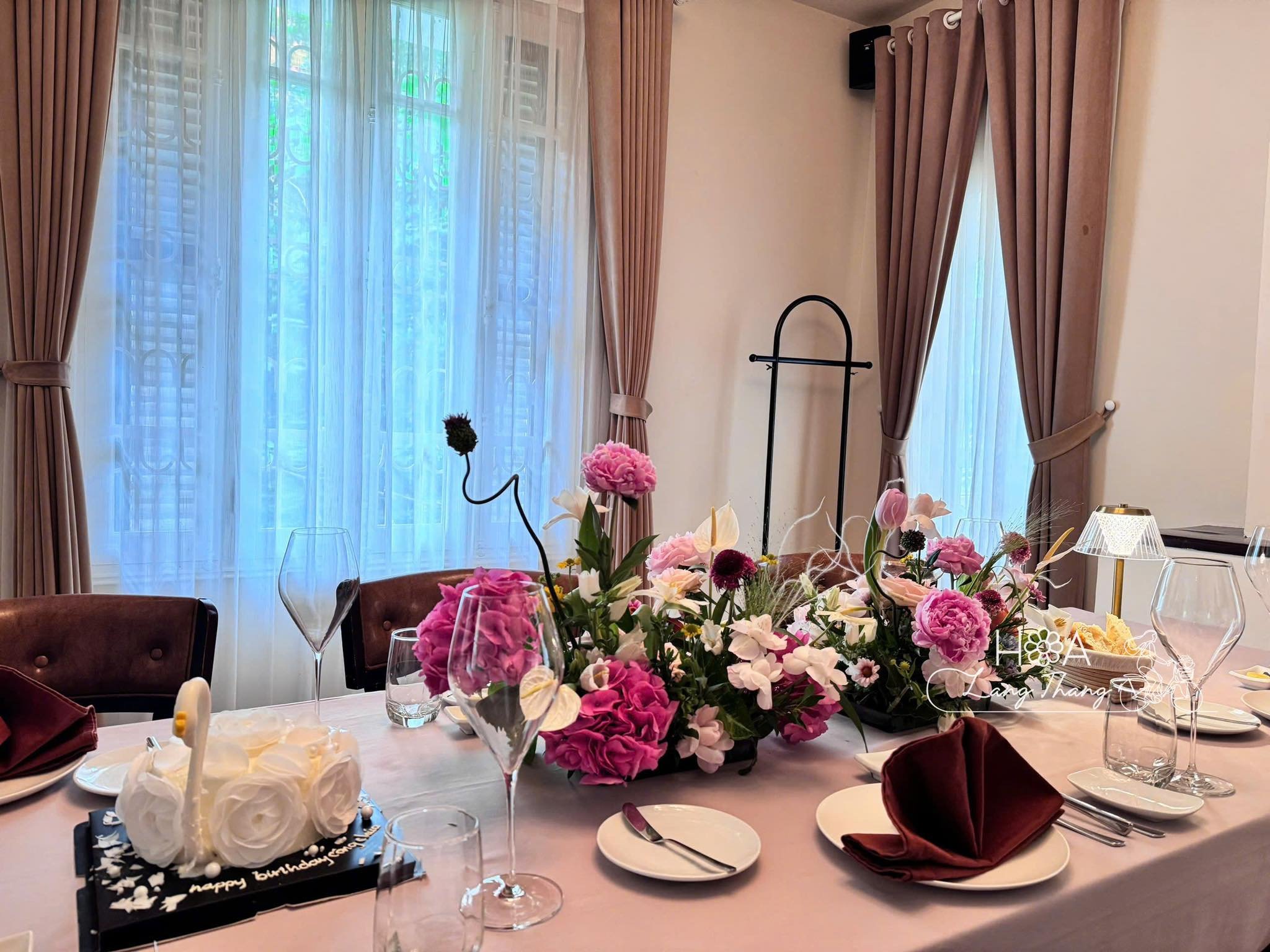 Bàn tiệc sinh nhật với hoa hồng, tulip, và mẫu đơn trang trí sang trọng