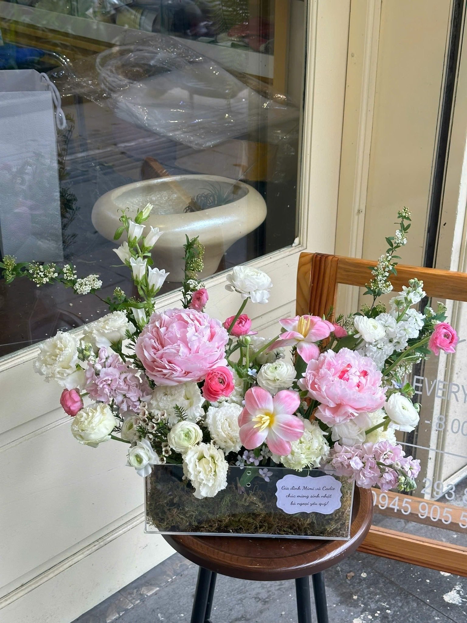 Bình hoa tươi với hoa hồng, peony, <a href=