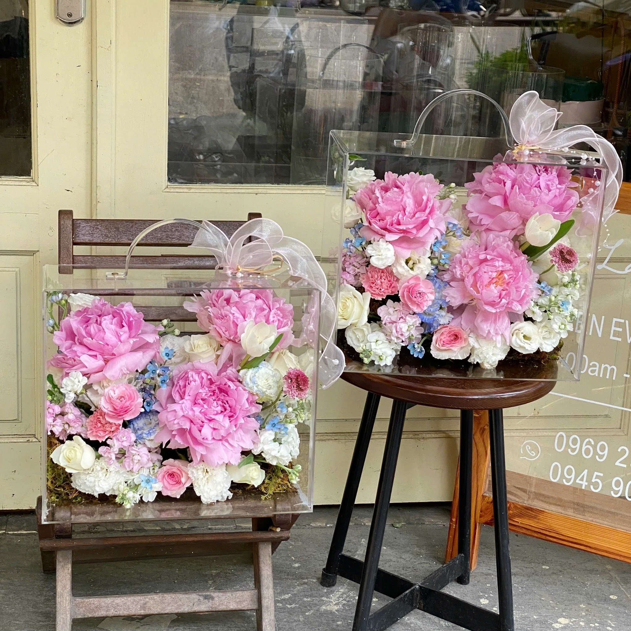 Hai hộp hoa cắm đẹp với nhiều hoa hồng, mẫu đơn và hoa baby, tạo sự tinh tế và nhẹ nhàng
