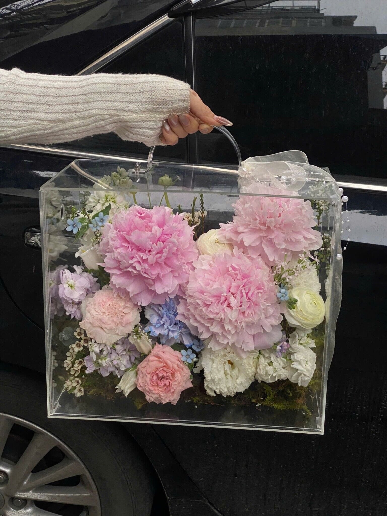 Bó hoa đẹp với hoa peony, cắm trong hộp trong suốt, hài hòa sắc hồng và trắng