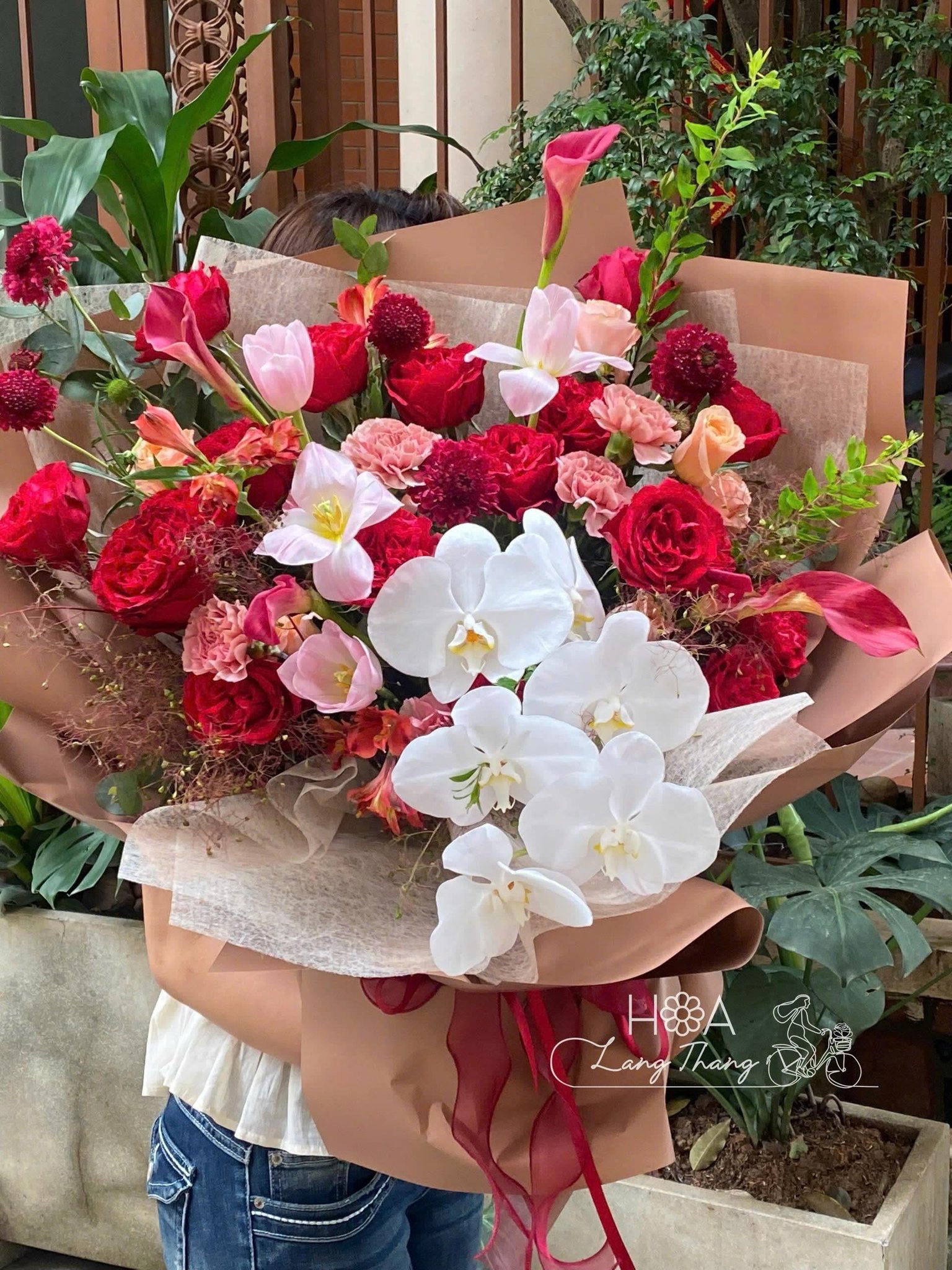 Bó hoa tươi đẹp với hoa hồng đỏ, tulip hồng, lan hồ điệp trắng và nhiều loại hoa khác