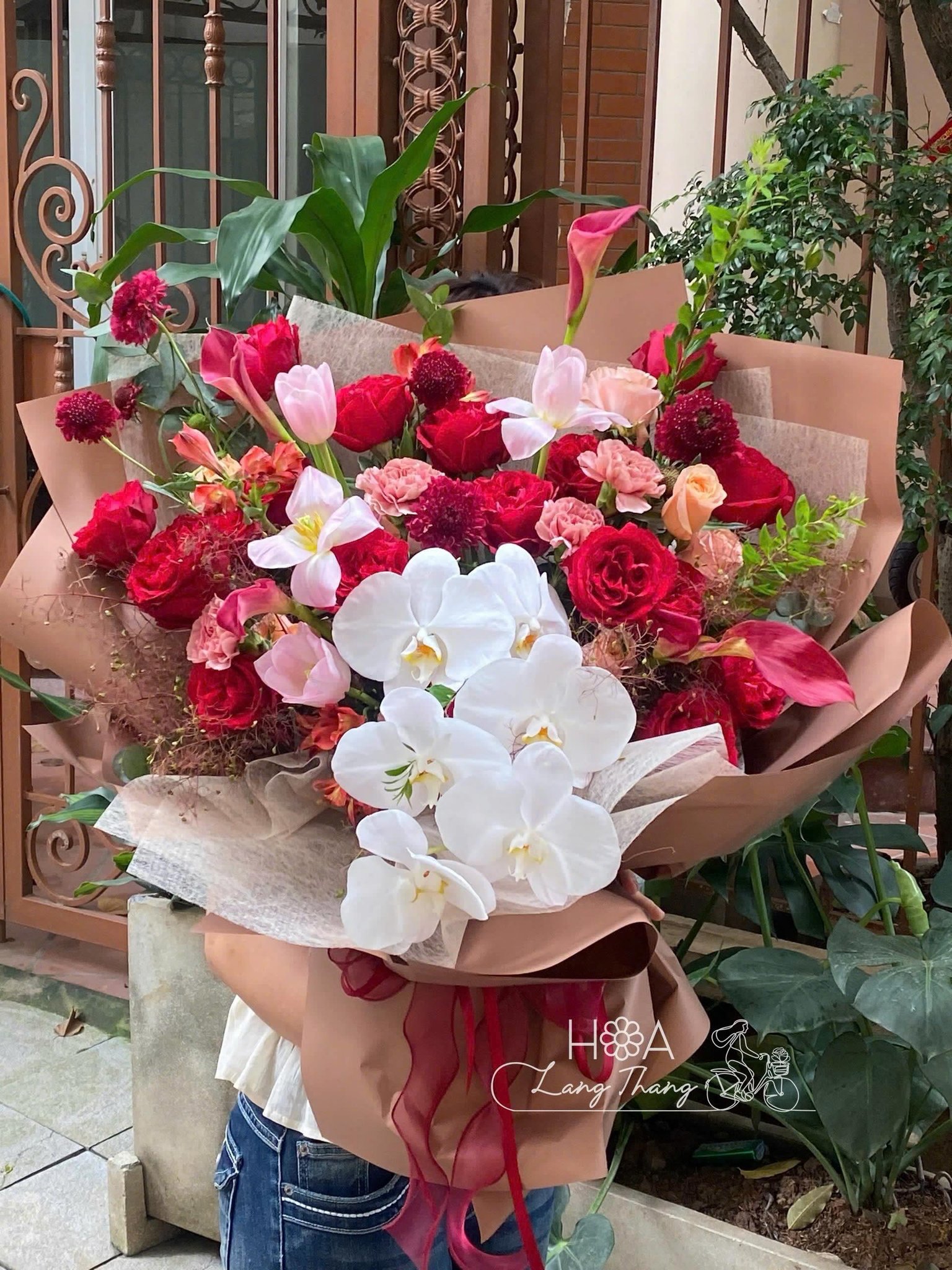 Bó hoa đẹp với nhiều loại hoa như lan hồ điệp, hồng, tulip và màu sắc rực rỡ