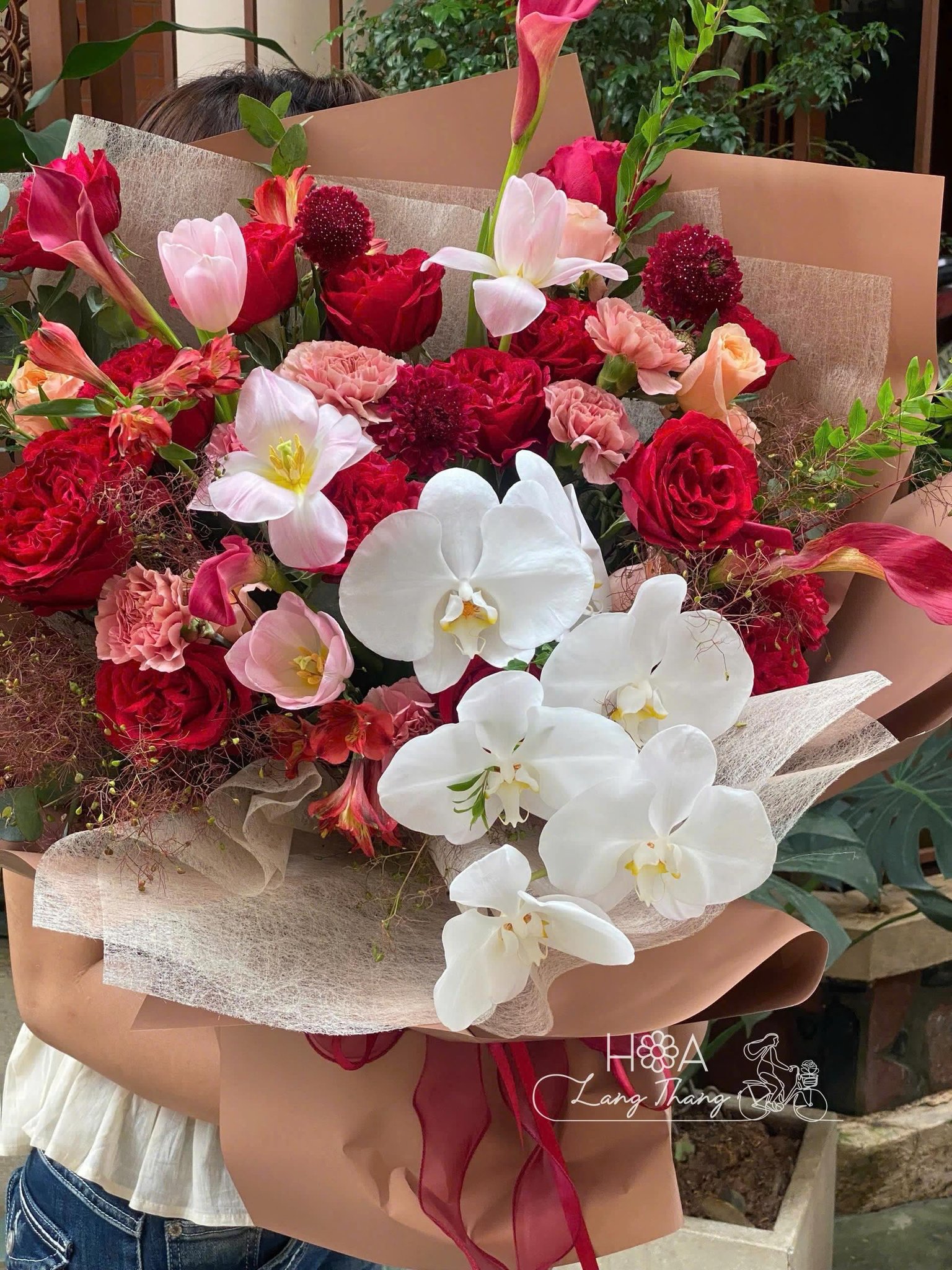 Bó hoa tươi thắm với hoa hồng, <a href=