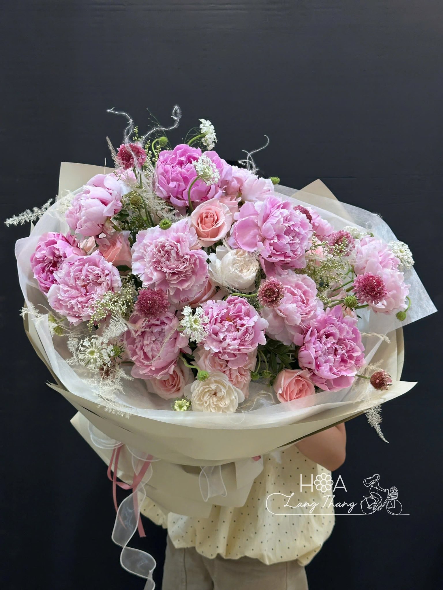 Bó hoa hồng, peony và hoa baby màu pastel dịu dàng, kiểu cắm sang trọng