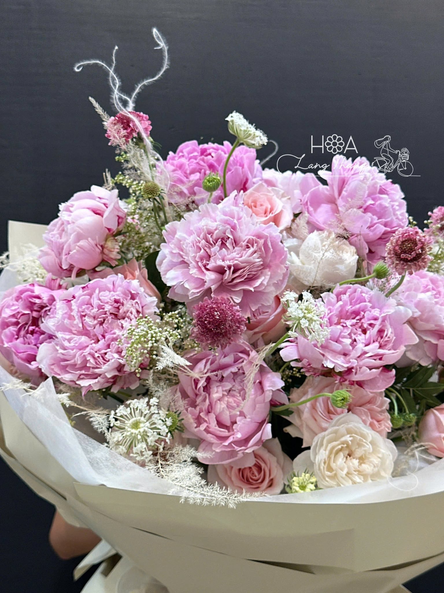 Bó hoa mix hồng và tím, gồm cúc, mao đơn, trang trí tinh tế, phù hợp tặng trong các dịp lễ