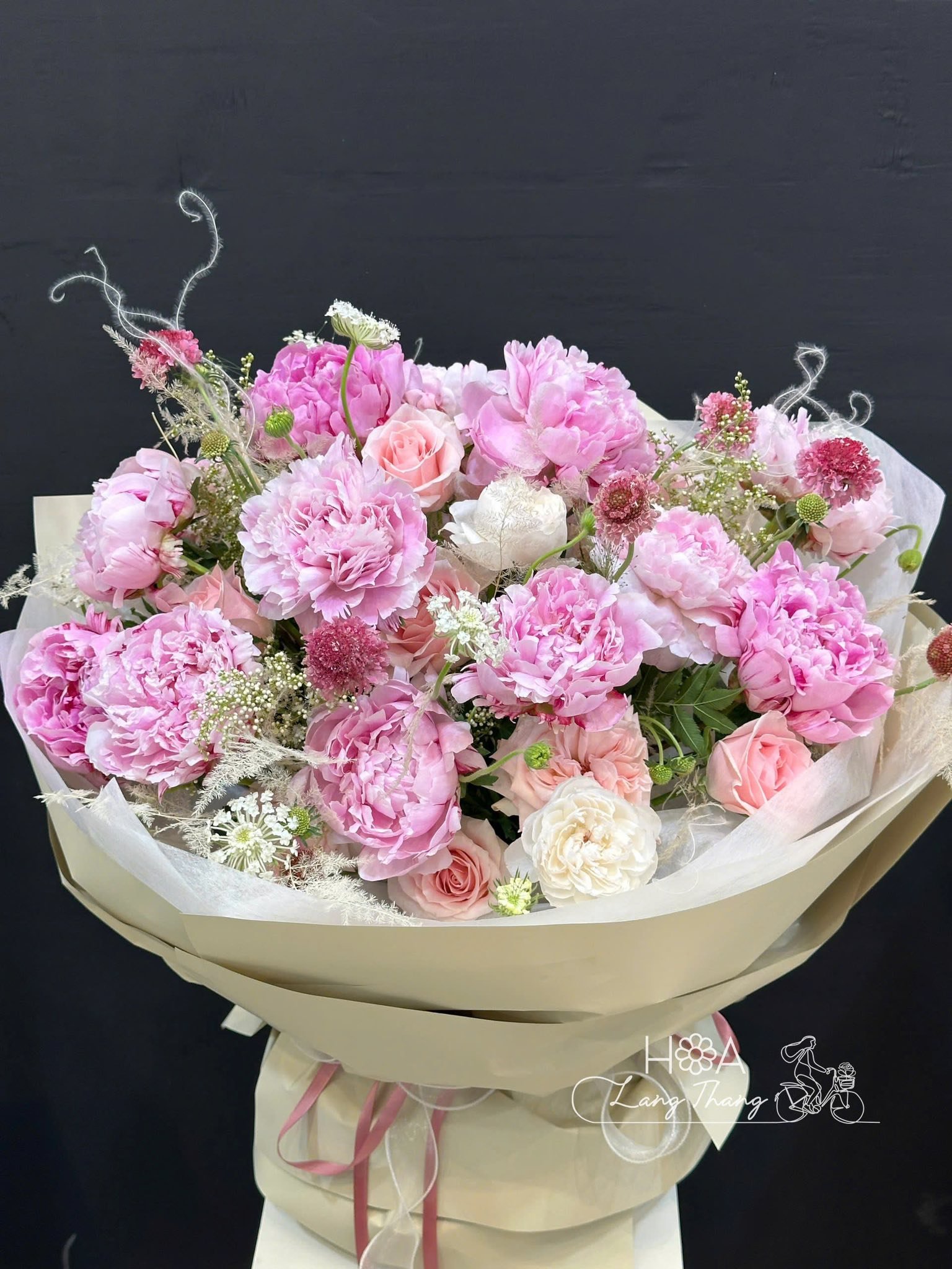 Bó hoa gồm hồng và mẫu đơn màu hồng nhẹ nhàng, kiểu cắm sang trọng